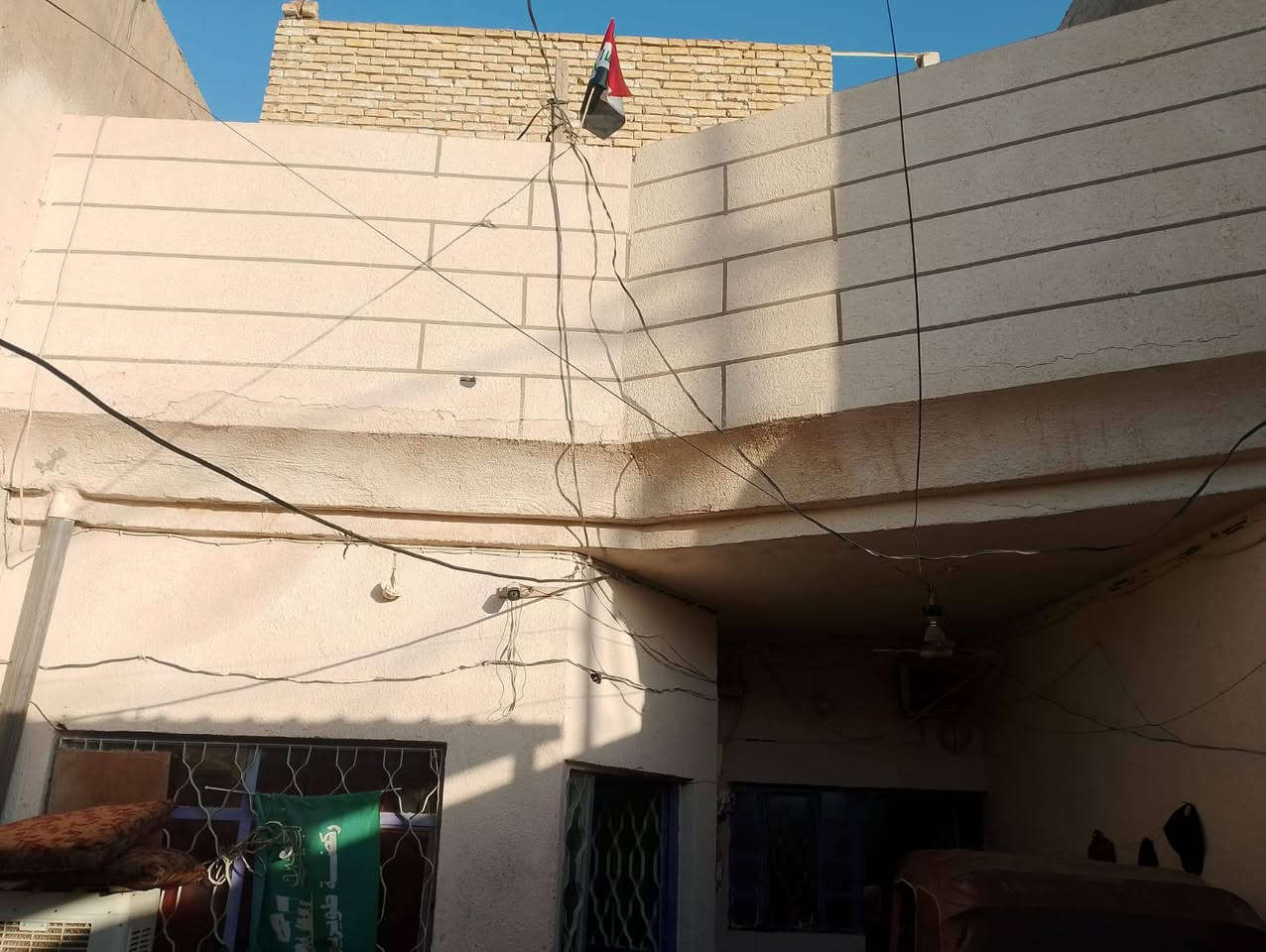 بيت للبيع   بي 3غرف غرفه جوه على شكل سويت و صالة 6امتار و غرفتين و صاله 6امتار فوگ  و بي سطع  و سطح ثاني  الجوه كاشي و كراج و حديقة البيت طابو صرف وجاهز للسكن العنوان حي العامل قرب المول بسعر جدآ مناسب للتواصل او المراسلة ***********
