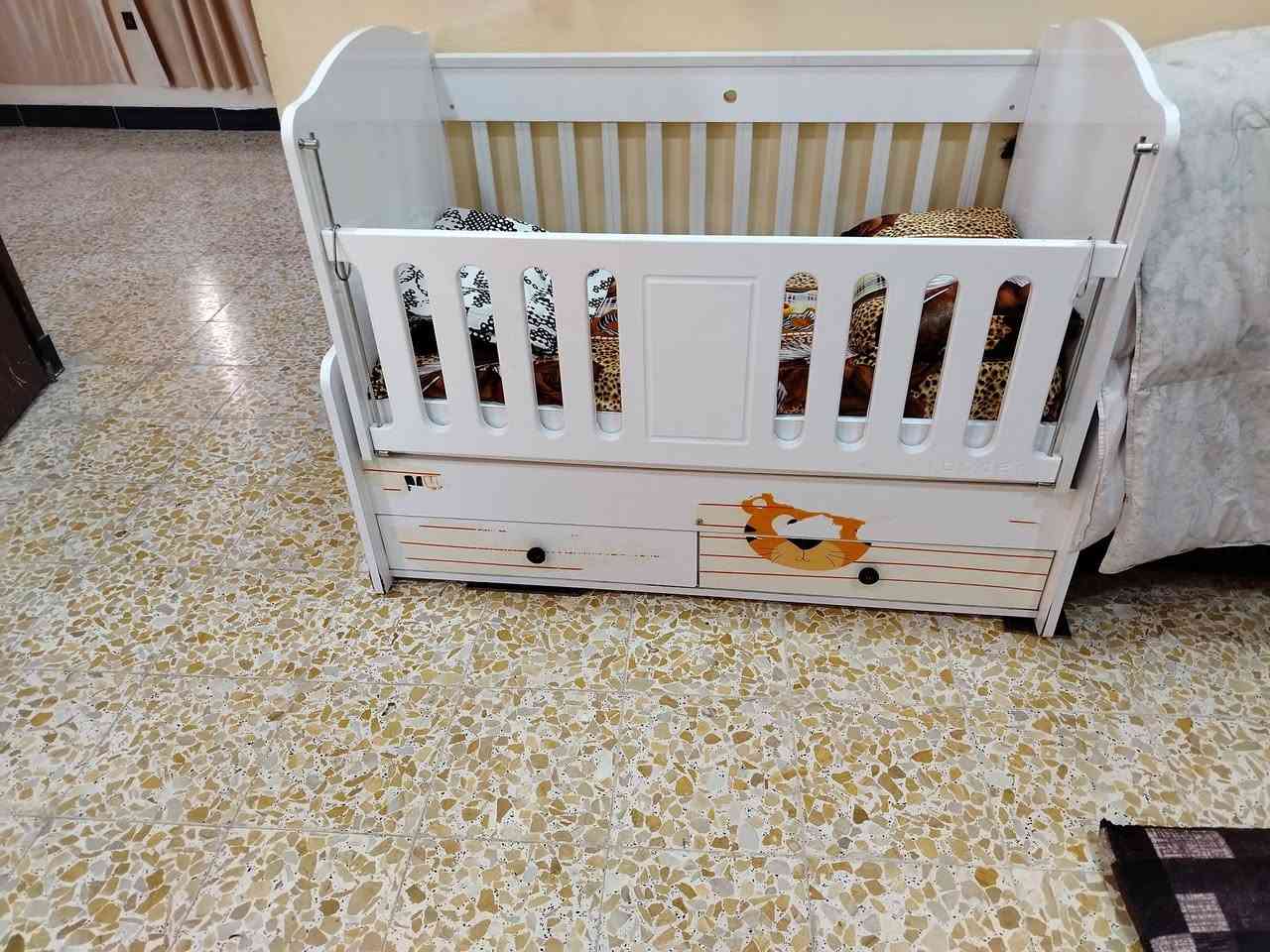 للبيع تخت مل أطفال سعر ٧٥ بي مجال *********** اسيا ***********
