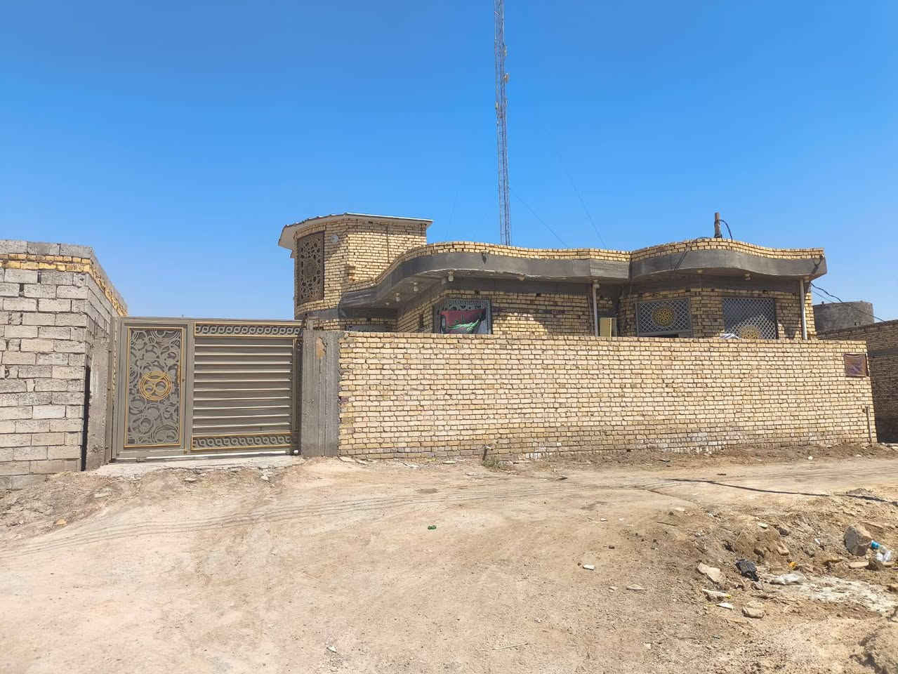 بيت للبيع منطقة ال سيد جابر مساحة 255 متر طابوك مسلح بناء 23 جاهز صحيات داخلية وخارجية براني استقبال وغرفة  السعر ع الخاص  متواجد ***********
