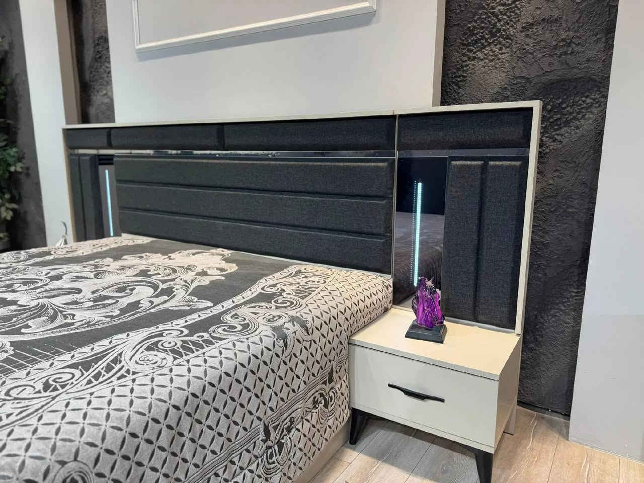 غرفه نوم تركي موديل رودز 1 🔻
▫️عشر قطع كنتور 8باب 
▫️سرير جك هيدروليكية 
▫️قياس كنتور 3 متر 
▪️برغي  حديد وقفل حديد 
▫️انارة لد كومديات 
▫️معمل الاصلي 
ظمان فتح وتركيب 10مرات متتالية 
للحجز مراسلة الصفحه او الرقم التالي 
***********
***********
#غرفة_نوم_تركيه 
#creatorsearchinsights 
#اثاث_منزلي_حديث_غرف_نوم 
#اكسبلور 
#غرف_نوم_مودرن
