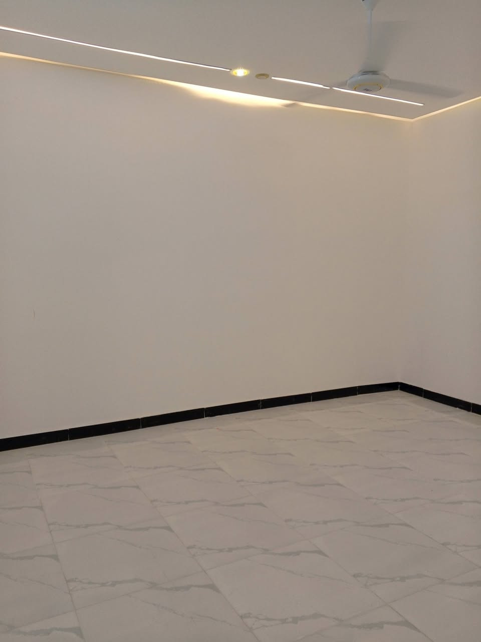 سلام عليكم دار البيع مساحه 100متر قاطين جزء ثاني كامل خدمات طابو زراعي سند 25 العنوان حولي تحرير زراعي محمد ليله الاستفسار على هذا الرقم ***********
