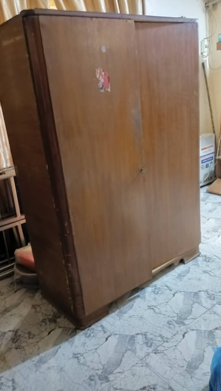 ميز مرايه وكنتور للبيع وكومدي وزاويه ملابس  السعر 75
الاتصال ***********
