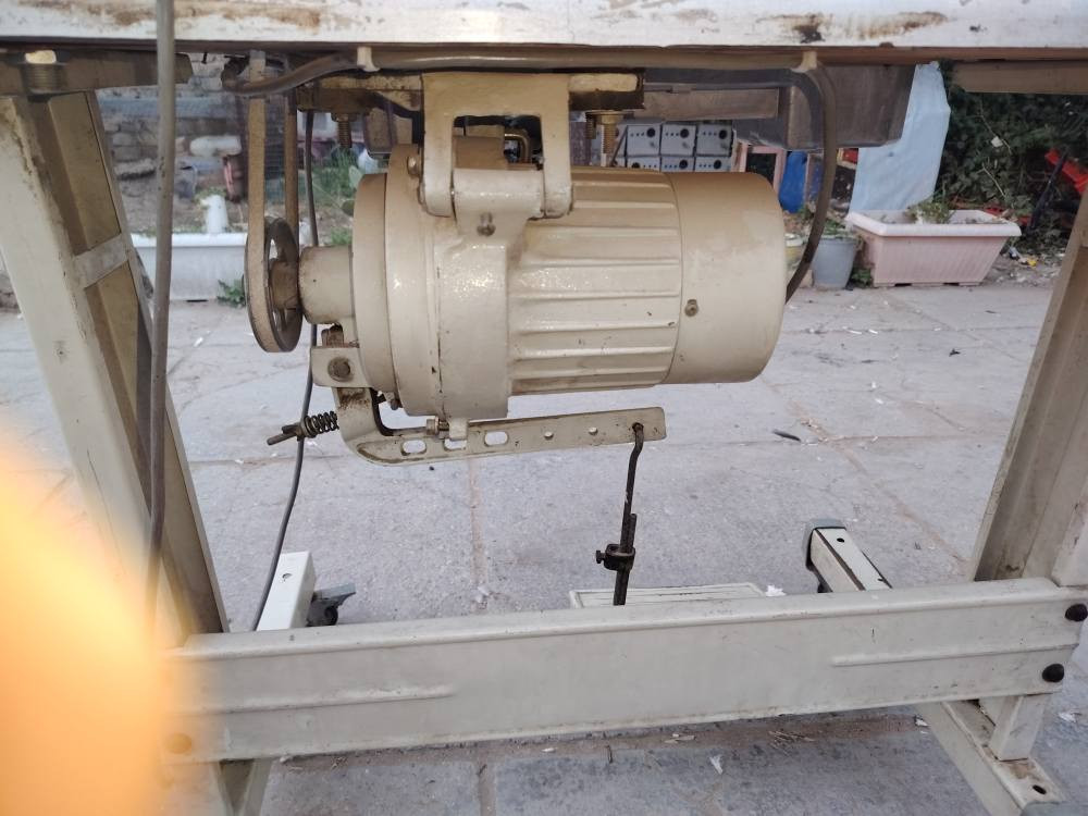 مكينة خياطة جمسي عملاقة شغالة ونضيفة وعلى الفحص ... موضحه بالصور  ... مكانه قضاء عفك وسعره 200 اللي يريدها يراسلني 
او يتصل ع رقم *********** ديوانية, القادسية
