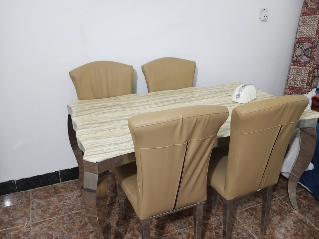 السلام عليكم ميز طعام للبيع مكاني بالديوانيه ***********
