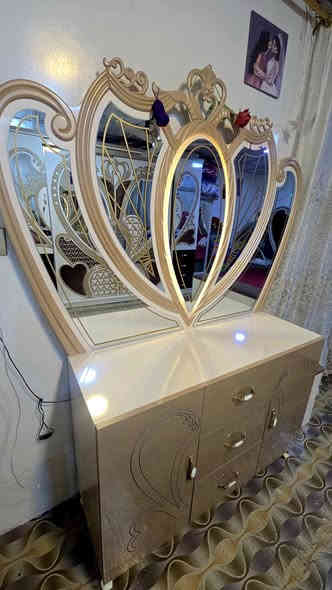 سلام عليكم غرفه نوم تركي كبيره 9 قطع
النضافه مثل ما وضح بالصوره كلش نضيفه.ماخذهه مليونين اريدها ب 1.100 قفل + كاروك للبيع هم كلش نضيف مثل متشوفونه

للاستفسار ***********
