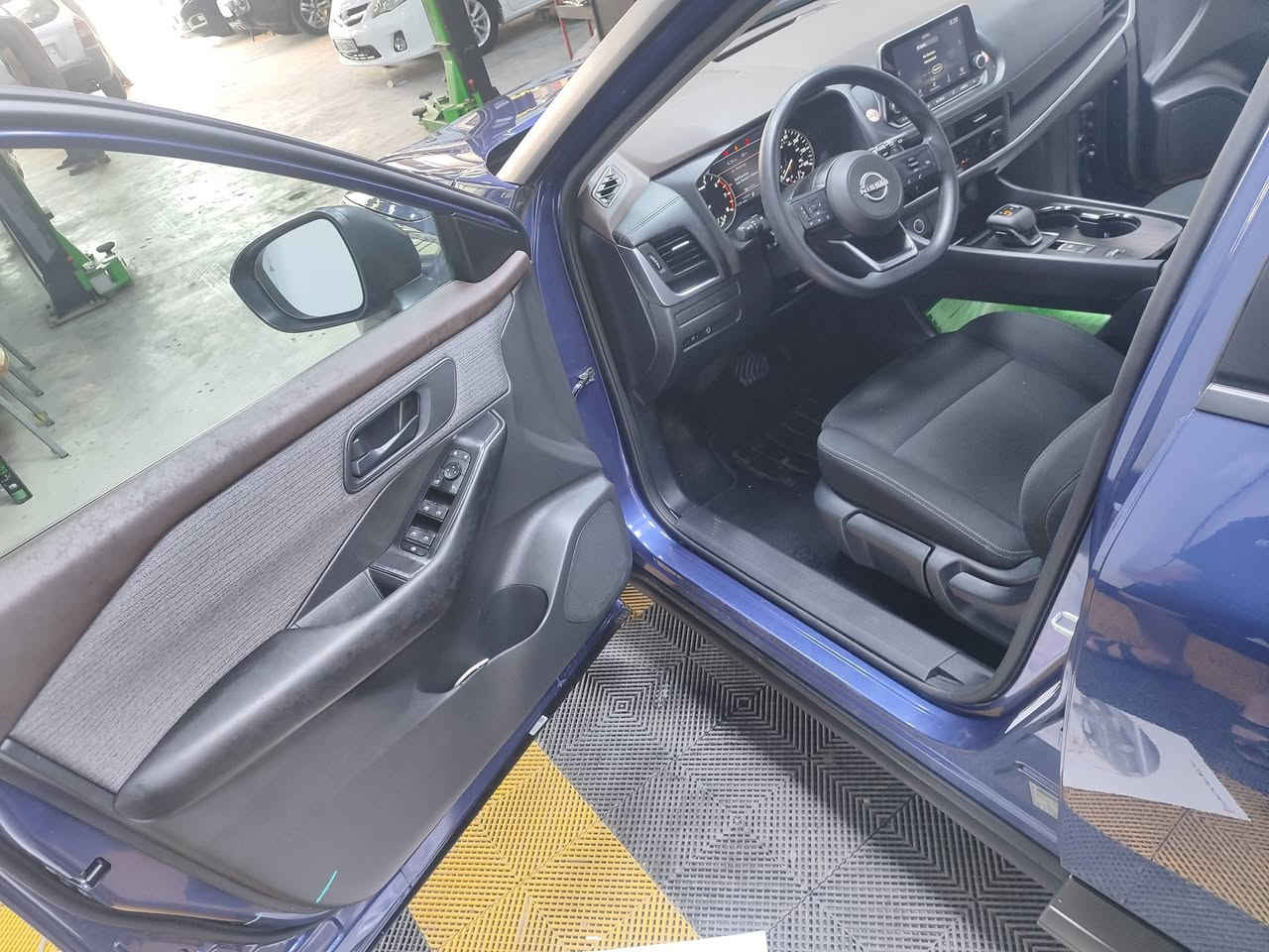 السلام عليكم 
نيسان روج 2023 
محرك 1500تيربو 
سياره حلوه وبدون حادث مكفوله منل شخط 
ماشيه 32مايل 
رقم ديالى بسمي 
السعر 165 وبيها مجال للاستفسار ***********
