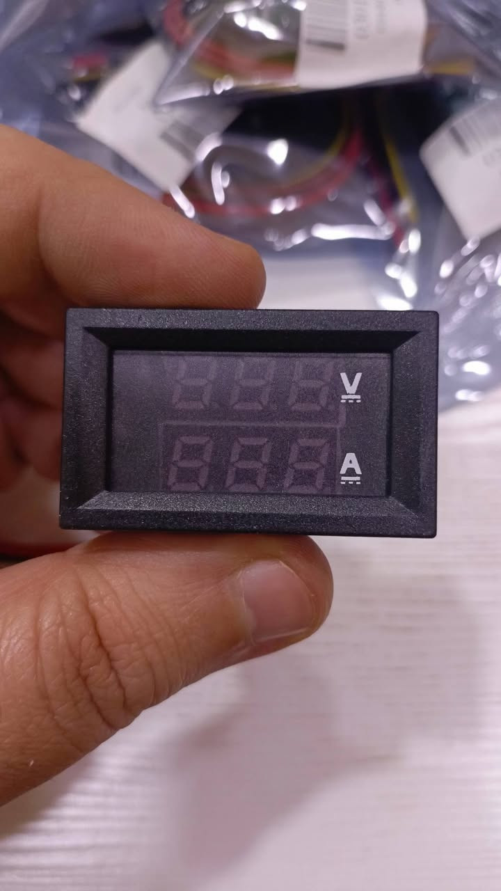 هذا الجهاز هو مقياس جهد وتيار رقمي (فولتميتر وأميتر) يعمل بالتيار المستمر، يستخدم لقياس ومراقبة مستويات الطاقة في الدوائر الكهربائية. 
نوع الجهاز: مقياس لوحة رقمي مزدوج (Digital Panel Meter). 
الوظائف: قياس الجهد الكهربائي (فولت) وشدة التيار (أمبير). 
نطاق القياس الشائع: عادة ما يقيس جهداً يصل إلى 100 فولت وتياراً يصل إلى 10 أمبير. 
المميزات: شاشة LED مزدوجة اللون (غالباً أحمر للجهد وأزرق للتيار) لسهولة القراءة. 
الاستخدامات: يستخدم في السيارات، الدراجات النارية، وأنظمة الطاقة الشمسية لمراقبة الشحن والاستهلاك. 
++++++++++++++
السعر 25 الف الحجز على الخاص


**إذا كنت صاحب هذا الإعلان وتريد حذفه لأي سبب، رجاءا أرسل رسالة إلى الدعم الفني**