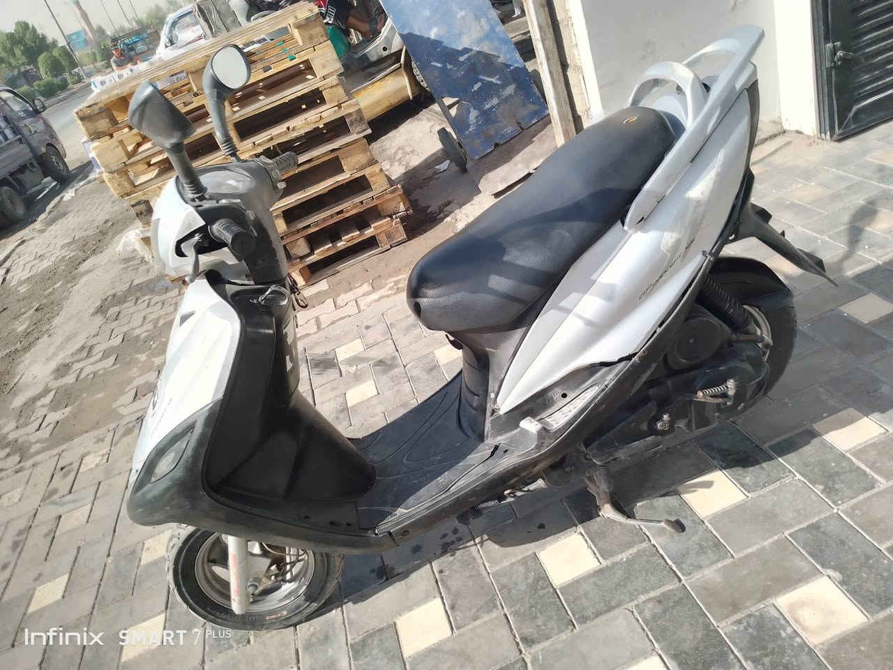 سلام عليكم حبايبي دراجه ماكس 140للبيع دراجه نضيفه مثل ماوضح بصوره مكينه نضيفه برغي مامفتوح بيه اخذه ال اي فيتر يعجبك شغاله سلف وهندر نقصه بس ابريك المامي وتاير الامامي تعبان السعر 400 الف وبيه مجال العنوان بغداد الحريه للستفسار ع الرقم *********** ومستعجل ع بيعته
