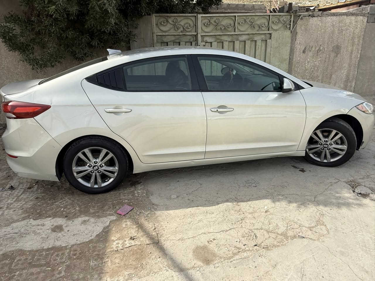 السلام عليكم 🫡 
من رخصت صاحب الكروب 
النترا 2017 أمريكي 
حادثها قبق جنطه فقط. 
ومصلح نفسه 
السياره كلها ليبل واحد.ومكفوله من عده الجنطه مالتها
بجم كبس.   
مكينه 2000دوش 
كيرها at 
تبريد ثلج ❄️ 
تتفئه 
السياره فول مواصفات من عده الفتحه 
بصمه  تشغيل
بصمه ابواب 
يدات ترحيب 
رادارات بلمري 
تتفئه كشنات 
وضيعات قياده 
نضام الإيكو. 
وبعد بيها مواصفات 
السياره جاهز من صدر امامي خلفي 
تخم تاير 
ويل كب جديد.  
رقم أربيل. تحويل أو وكاله 
مكلف بلنشر. 
ملاحضه وين ميعجبك تفحص افحص 
ابيعلك شرط السونار  
السعر 117 وبيها مجال 
***********. 
صور حادث بلمنشور
