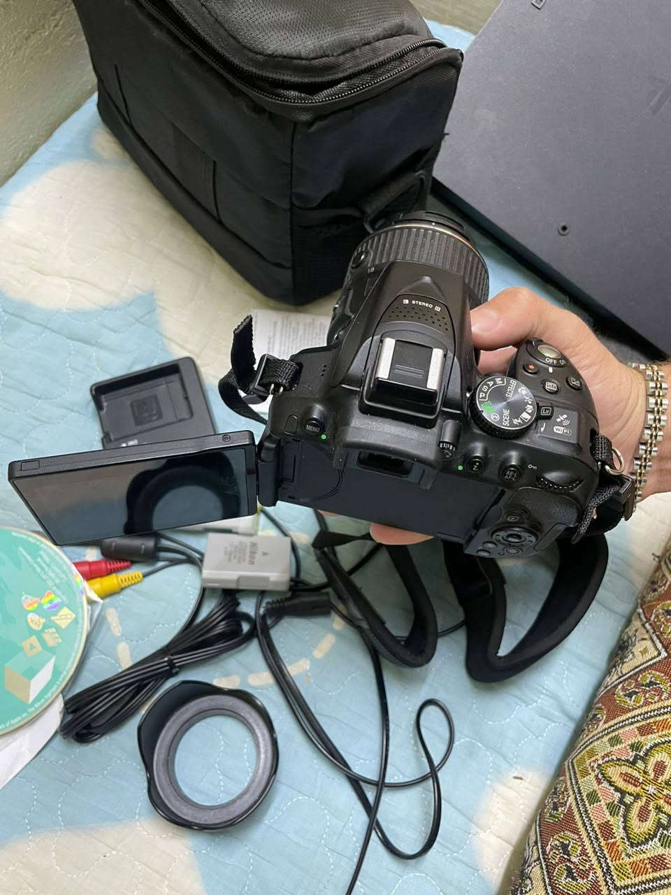 كامرة نيكون d5300
نضافه 98%
شتر مالتها 3K
زوم 18-55
جميع ملحقاتها جاهزه 
بطاريات عدد اثنين 
حامل كامرات اثنين 
رام 
توصاله استخراج الصور مباشره علئ جهاز 
حقيبه 
اقراص والكتاب مالتهن 
شاحنه 
كامل ملحقات اخت الجديده
السعر 350


**إذا كنت صاحب هذا الإعلان وتريد حذفه لأي سبب، رجاءا أرسل رسالة إلى الدعم الفني**