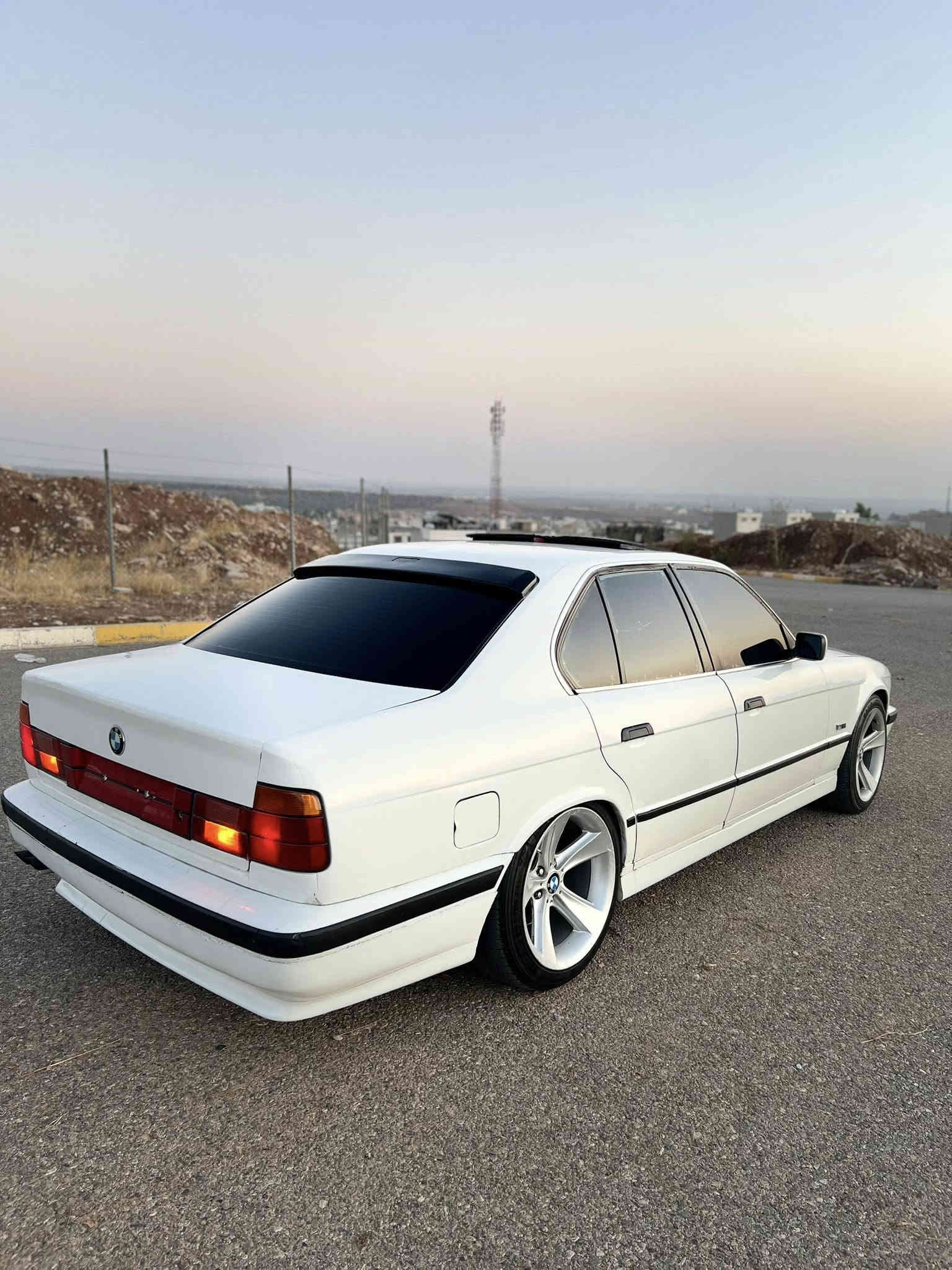 ماشەڵا لە ماڵی هەموولایەک
BMW1991
520 گێڕ عادی 
سلایت 
چوار جام کارەبای
٦ کەلە
نموونە لە جوانی 
دەعامی پێشوو دوای M 
چوار تایەو ویلی لۆک
٩١قەپاتی گێر عادیە
کارەبایەتی گشت گیانی بەشەرت 
مەکینەی حەفتەیەکە بۆی بەستراوە دوکەلو دەنگو بوخاری نیە بە شەرت 
جەمپەکی کەمی پشتی هەیە 
موسو بڕاوەو وەڕگەڕاو بە شەرت 
ڕێک لەقوەتی خۆی بێزارە 
چرکەی تیا نیە 
رەقەم هەولێرە ئەوەلیاتی بەشەرت 
سەیارەکە بەناو ناکرێ بەس ئەوەلیاتە 
بە سعرێک دەیفرۆشم خوار بازار ٣٢$ مەجالێکی کەم 
شوێنم کۆیە 
***********
***********
