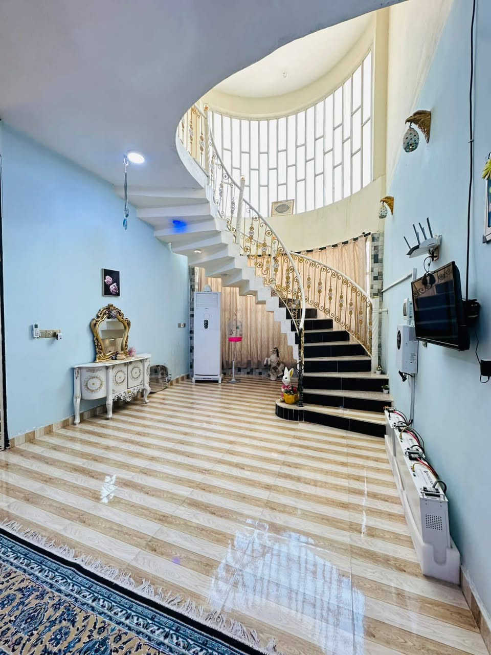 دار سكني للبيع 320 متر ركن
طابق واحد غرفتين نوم وصاله وصحيات بناء حديث كامل مع الأثاث (طاقة شمسية 16 أمبير ليلي نهاري +اثاث مطبخ +اثاث استقبال سبالت عدد 3 ) 
السادة مقابيل مستوصف السادة يبعد 150 م عن المستوصف
للاستفسار ***********
