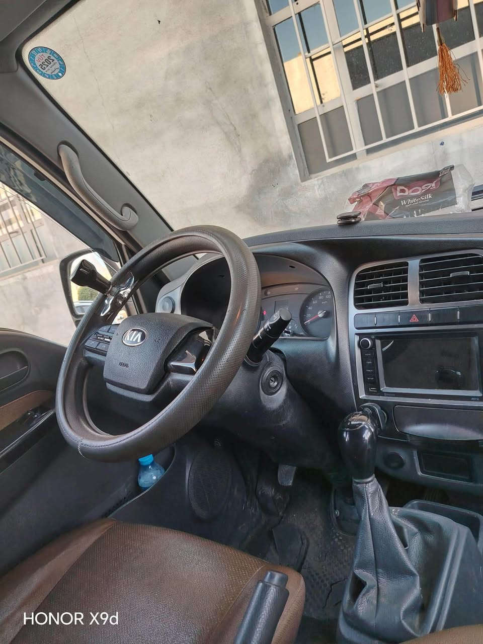 ## 🚗 **بۆ فرۆشتن: کیا مۆدێل 2022 (زۆر پاک و بێخەوش)**
• **جۆری ئۆتۆمبێل:** کیا (KIA)
• **مۆدێل:** 2022
• **قەبارەی مەکینە:** 4000 (چوار هەزار)
• **کیلۆمەتر:** 82 هەزار کم ڕۆیشتووە
• **گێڕ:** ئاسایی (عادی)
• **خاوەندارێتی:** بەناوی خۆمانەوەیە (سەنەوی و بەڵگەنامەکانی تەواوە)
### ✨ **تێبینی و تایبەتمەندییەکان:**
 * ئۆتۆمبێلەکە **زۆر زۆر پاکە** و لەسەر ک bەلی خۆیەتی.
 * **هەموو گیانی بەشەرتە** (مەکینە، گێڕ، بەدەن و کارەبایی).
### 💰 **نرخ:**
 * **205 وەرەقە ($20,500)** و کەمێک معامەلەشی تێدایە.
### 📞 **بۆ پەیوەندی و زانیاری زیاتر:**
 * **ژمارە تەلەفۆن:** *********** بشدار, السليمانية
