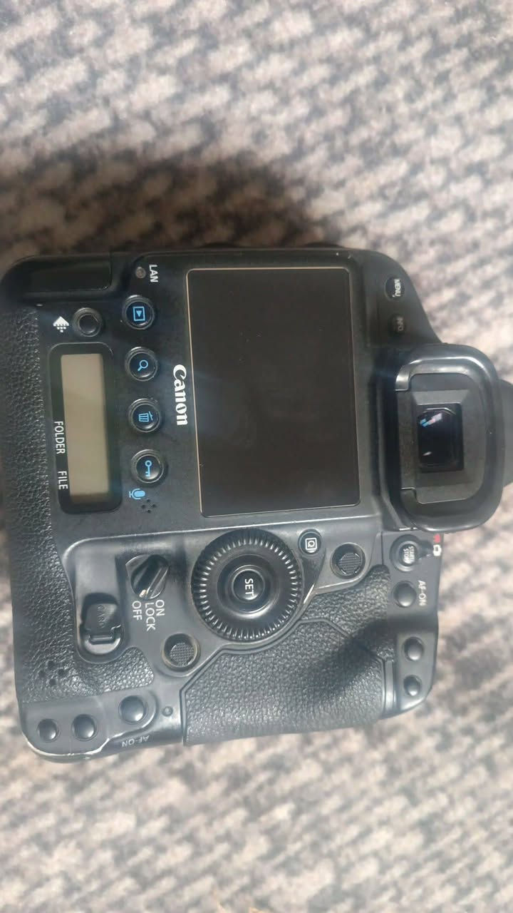 السلام عليكم
Canon EOS-1D X Mark II
الجيل الأحدث والأكثر تطور وتعتبر من أغلى كاميرات DSLR الاحترافية
الرياضية مال الملاعب غنيه عن التعريف مصورين الدوري العراقي يعرفونها شنو من مواصفات بيها 
الملحقات عدسة فتحه F4 .200.70 
فلاش كودوكس 
جنطه مقسمه+ عده تنظيف+ستاند أحادي+ كادريتر نقل صور 
رام 16 سانديسك + كرسي ستول 
السعر 25 ورقه وبيها مجال للشراي 
العنوان بغداد النهروان شارع الشمري 
***********
