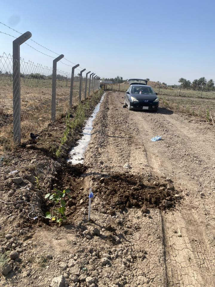 السلام عليكم 
دونم للبيع سند 25طابو ابو غريب بأسمي منطقة أبوغريب/سميلات أرض قريبه على المناطق السكنيه وقريب عليها الخدمات 
مسيجه BRC وظلع بلوك بيني وبين مزرعة جاري حسب ما موضح بالصور ومن الله التوفيق
السعر 75
***********صاحب الارض
