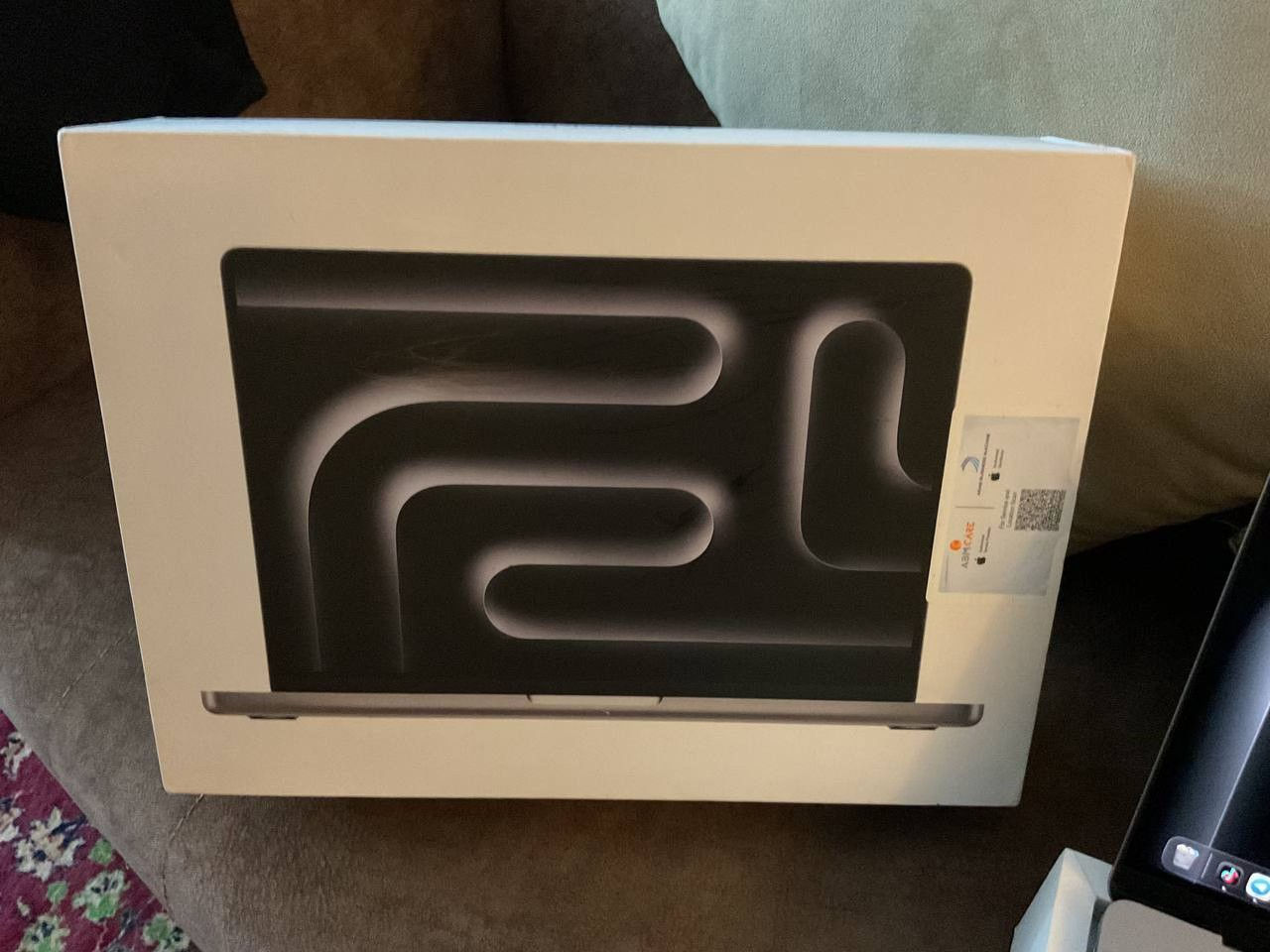 السلام عليكم  macbook pro m3 14-inch ضمان ABM كيبورد عربي انجليزي عدد دورات الشحن 90 بطارية 99 512GB SSD 8GB unified memory نظافة 99% جهاز ما مفتوح وبعدة بالضمان كامل ملحقات اصليه مكاني بغداد البياع ***********
