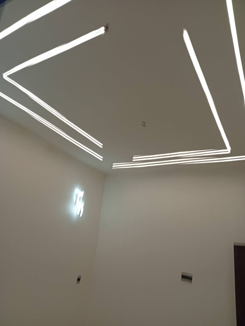 مشتمل مساحة 100 متر مع الشارع للبيع العنوان بغداد الكرخ  منطقة الدوانم نهاية الشرطة الخامسة يحتوي المشتمل على 2 غرف نوم وصالة ومطبخ وخدمات واتساب ***********
