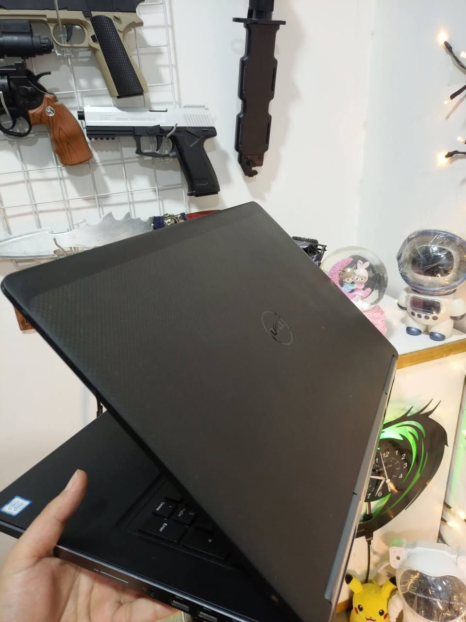 اخوان وصلتني لابتوب
موديل  dell precision 7720💻🔥 لابتوب Workstation 
المعالج (CPU): Core i7  فئة HQ 
كرت الشاشة : 8GB NVIDIA Quadro P4000.☑️ 
اضافة 8gb داخلي.
الرام (RAM): 16GB DDR4☑️
الهارد (SSD): 512GB NVME 
اربع اماكن تخزين
اربع اماكن رامات للتطوير الى 64 Gb
كيبورد اضاءه ارجيبي☑️

 الكرت مبني على معمارية Pascal القوية،  يحتوي الكرت على 1792 نواة CUDA.بسرعة 1480 ميجاهرتز.
يعني لتصاميم والمحاكاة الجداً جداً ثقيلة والمعقدة بسبب كرت الشاشة القوي ومشغل جيد جدا للالعاب الثقيلة.
اذا ما تعرف بيه لا تتعبني رجاءا
الشاشة: 17.3 بوصة FHD.☑️
 الجهاز مجهز بـ مروحتين (Double Fan) للتبريد، يعني انسى شي اسمه حرارة واشتغل والعب براحتك حتى لو كربت عليه 24 ساعة.

✅ لأهل الألعاب: يشغل أقوى الألعاب (Assassin's Creed odyssey, ghost of tsushima ,) بسلاسة .
للتواصل ***********
يوجد توصيل 🚕
