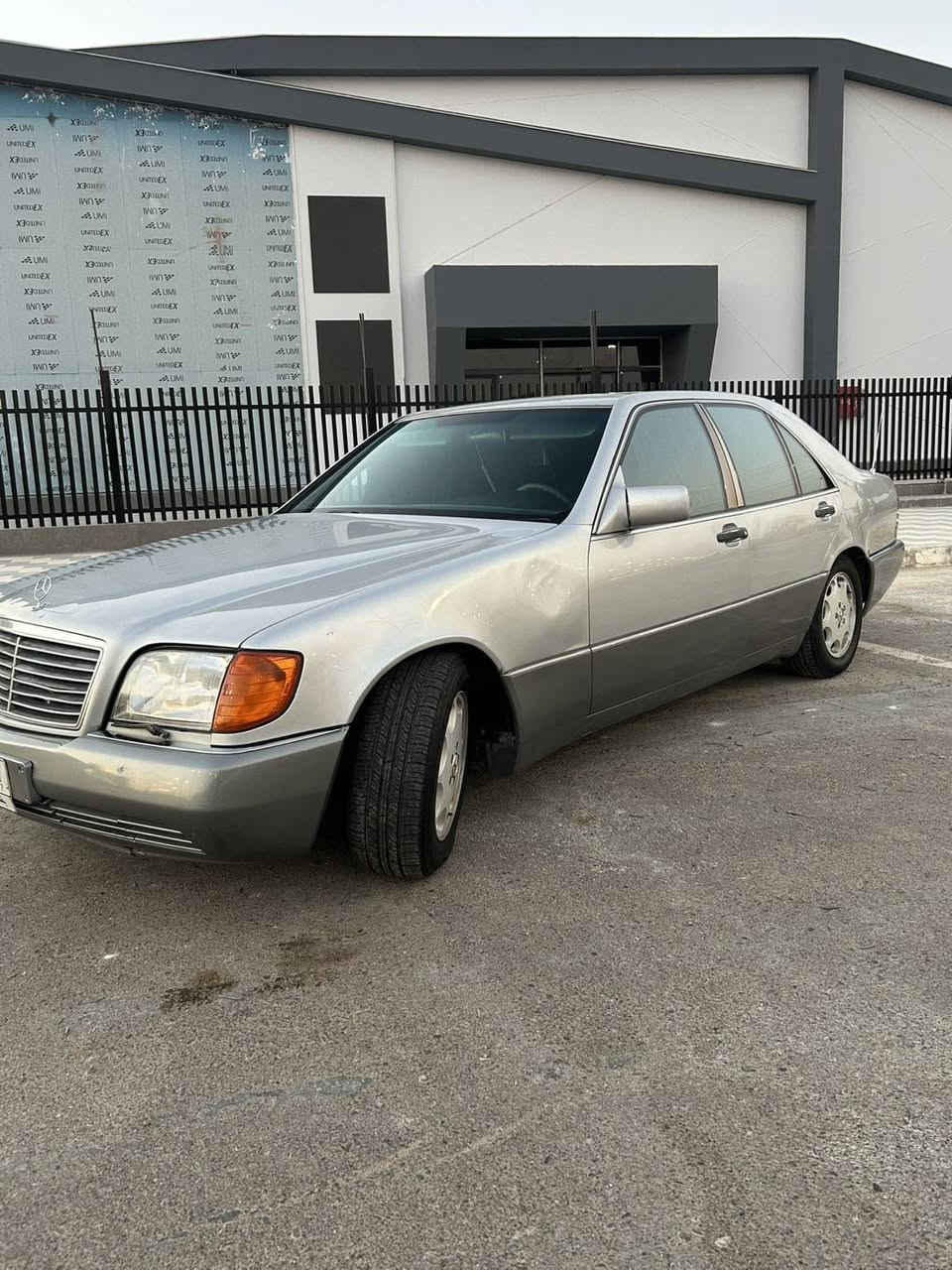 السلام عليكم 
للبيع او مراوس حسب القناعه 
مارسيدس 300 S شبح
موديل 1992 
مواصفات 
دبل جام 
جام كهرباء 
مري شفط 
كشنات كهرباء 
تبريدها ثلج قطعتين 
ماسحات لايت 
فتحة سقف 
آريلات كهرباء 
لايتات زينون
السياره جديده بمعنده الكلمه 
السياره كلها بلاديه 
كسر محرك بلادي 
ماشيه 200 الف 
التحويل ثاني يوم 
السعر 110 وبي مجال بسيط 
مكان السياره الفلوجه 
للاستفسار ***********
