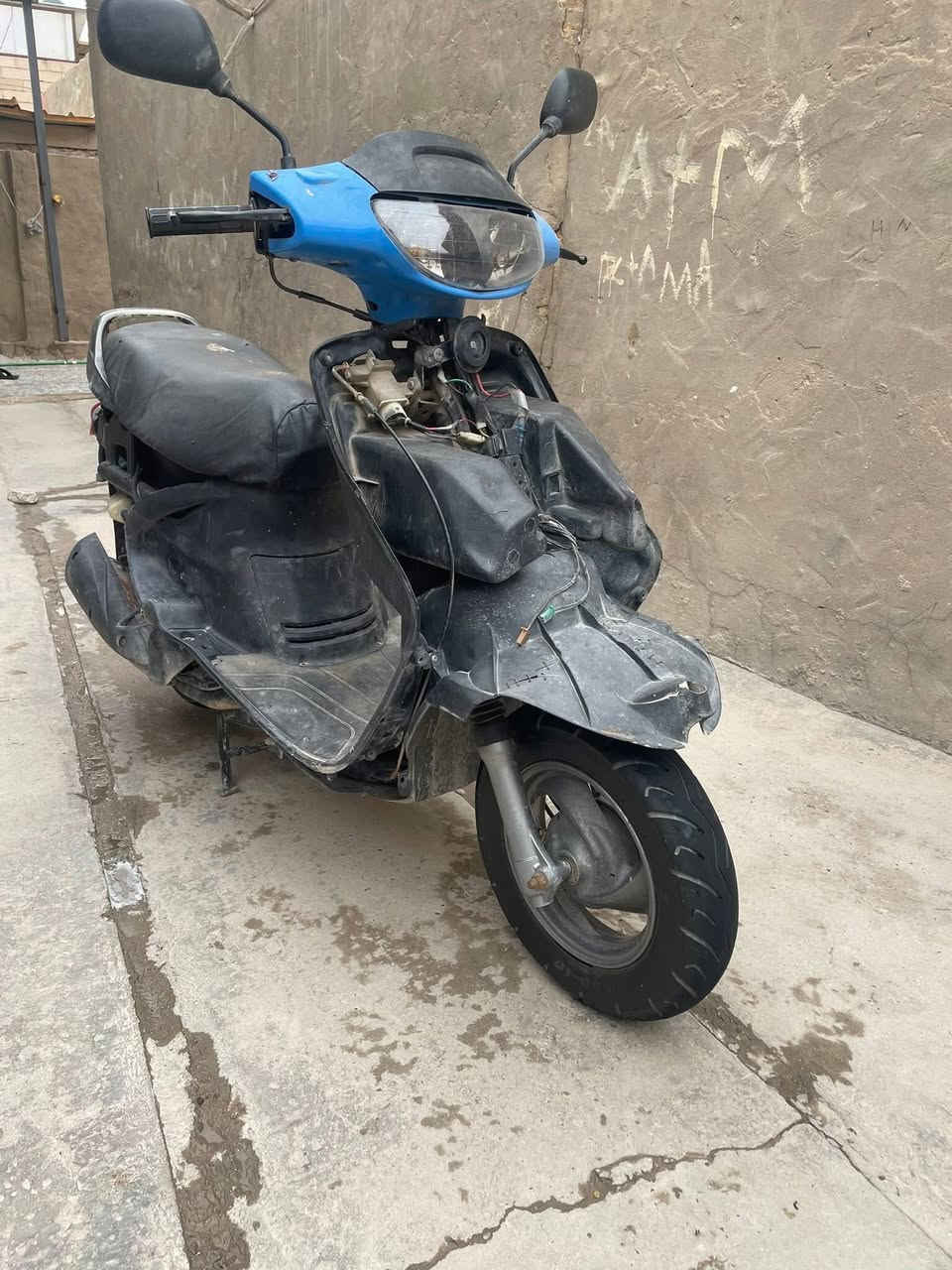 سلام عليكم فراشة فحل حاوية مكفولة لا مفتوحة ولا مصلحة كفراته موجودة اني شالعهن شاصي يلمع هورن نكرة سلف هندر اشاير يمنة يسرة عالي ناصي كيج بانزين كيج سرعة كله شغال شاهد الله ناعمة ودراجة تخبل مكاني نجف كوفة سعرها 450  وبيها مجال ***********
