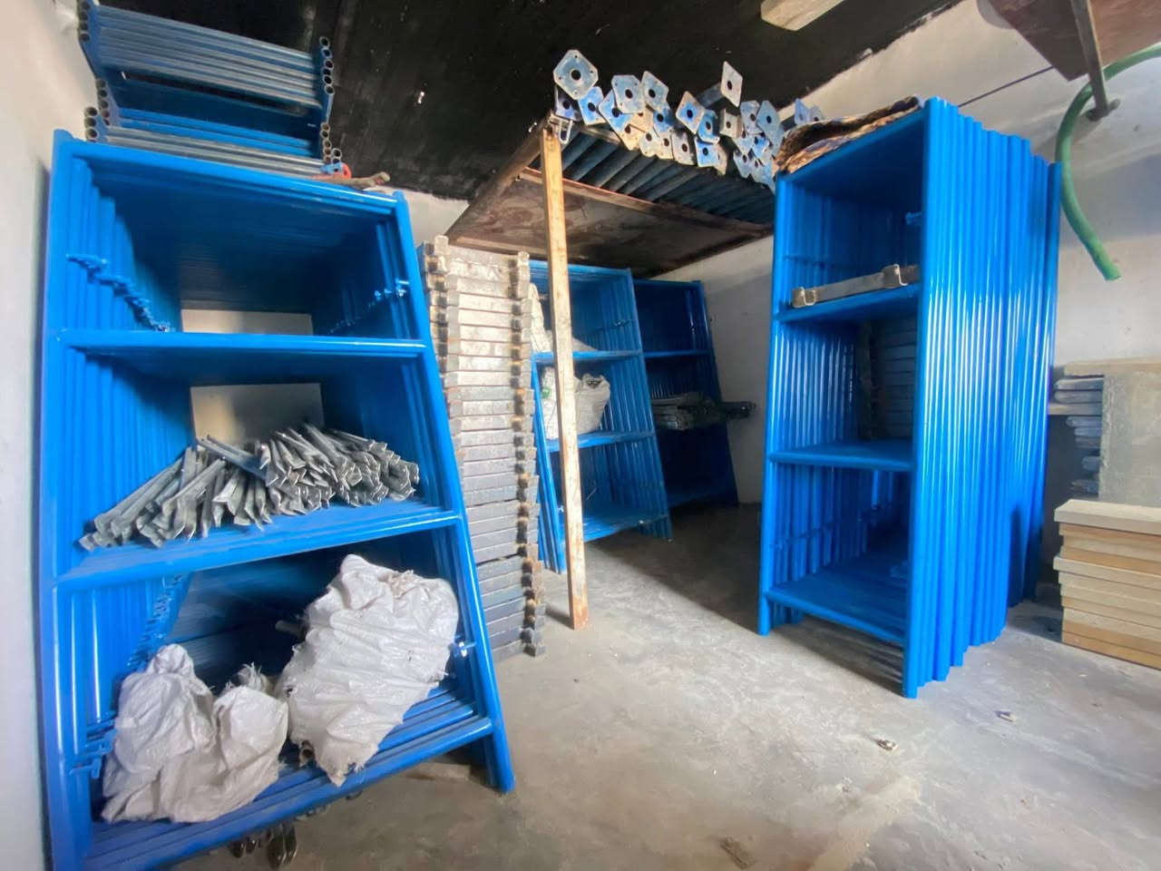 كلها صعدت الأسعار 🔥

واحنا على السعر القديم لعيون المتابعين 🫶🏻

الكميه مفتوحه❗️

جمله +  مفرد

يتوفر لدينا  اقفاص :-  المواصفات👇🏻

سكلة  2ملم الثقيل شغل بغداد
دراب بليت مغلون اربع قواطع
المقص 4/3 الثقيل 
مع كافة الملحقات  

القياسات👇🏻

عرض90 سنتم /  ارتفاع  2م

سعر المفرد 👈🏻80الف💰

والجمله 👈🏻75 الف💰 📌من عشرة اقفاص فمافوق
____________

والقياس👇🏻

العرض 60 سنتم /  العرض 2م

سعر المفرد 👈🏻75الف 💰

سعر الجمله 👈🏻70 الف 📌من 10  قفص فمافوق 

يوجد توصيل 🚚

العنوان كوفه شارع المطار سكلة السيد العرباوي مقابل صورة علگم 
📞موبايل :- *********** يوجد واتساب
