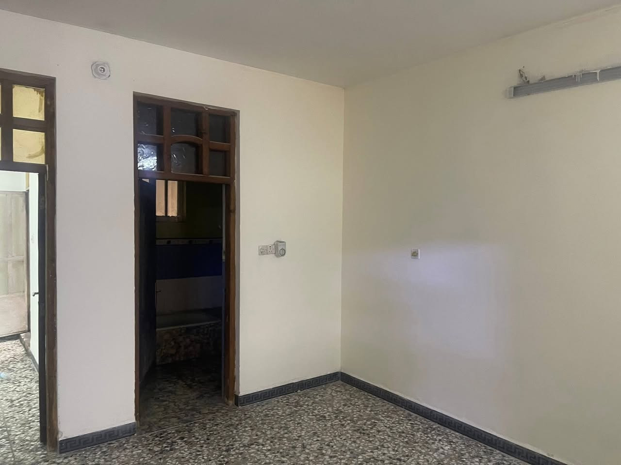 من رخصة الادمن

بيت للإيجار مساحة 175 م  

العنوان_ جسر ديالى الساهرون قرب المدرسه 

استقبال مطبخ صالة كبيرة غرفة نوم عدد 2حمام للاستفسار الاتصال أو واتساب ***********
