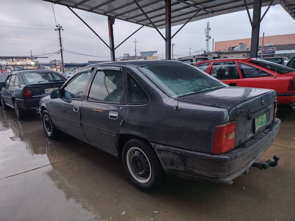 اوبل مكينه 16 
موديل 1992
***********
***********
 ارمي بلاستيك 
كيچي به نزين 
حماوه 
ته نانه ت گلوبي سه قفيشي ايش اكات 
جه ره سي لايته كانيش 
سه ياره كه به شه رتي گيرو مه كينه 
به شه رتي چركه ي تيا نه بيت 
مالي دوسته 
اوبل به تامي كرولا 
چوارتايه و ويلي تازه السليمانية, العراق
