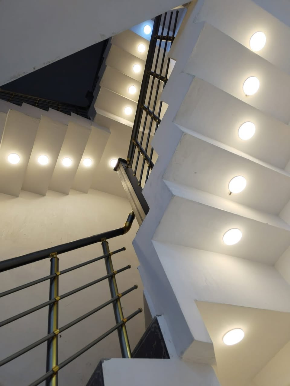 بيت مساحة ١٤٢ونص واجهة ٧او نص نزال١٩ سويب قرب السيدين بناء درجة اولة سنة لبناء ٢٠٢٣عدد الغرف ٤ مدخلين صالة ومطبخ حولي جبير خدمات فوك جوة جاهز للسكن 
الاستفسار الاتصال *********** مكتب الأمير
