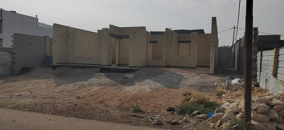 سلام عليكم هيكل لبيع بناء طابك حديث ارتفاع البناء 3ونص مساحه الارض 527 قطلعه سياح كامل وجهيه البيت على شارع ركن توفر خدمات ماء وكهرباء وشارع تبليط العنوان الخالديه ابو فليس قرب مسجد الرحمن الاستفسار على رقم هاتف واتساب ***********
