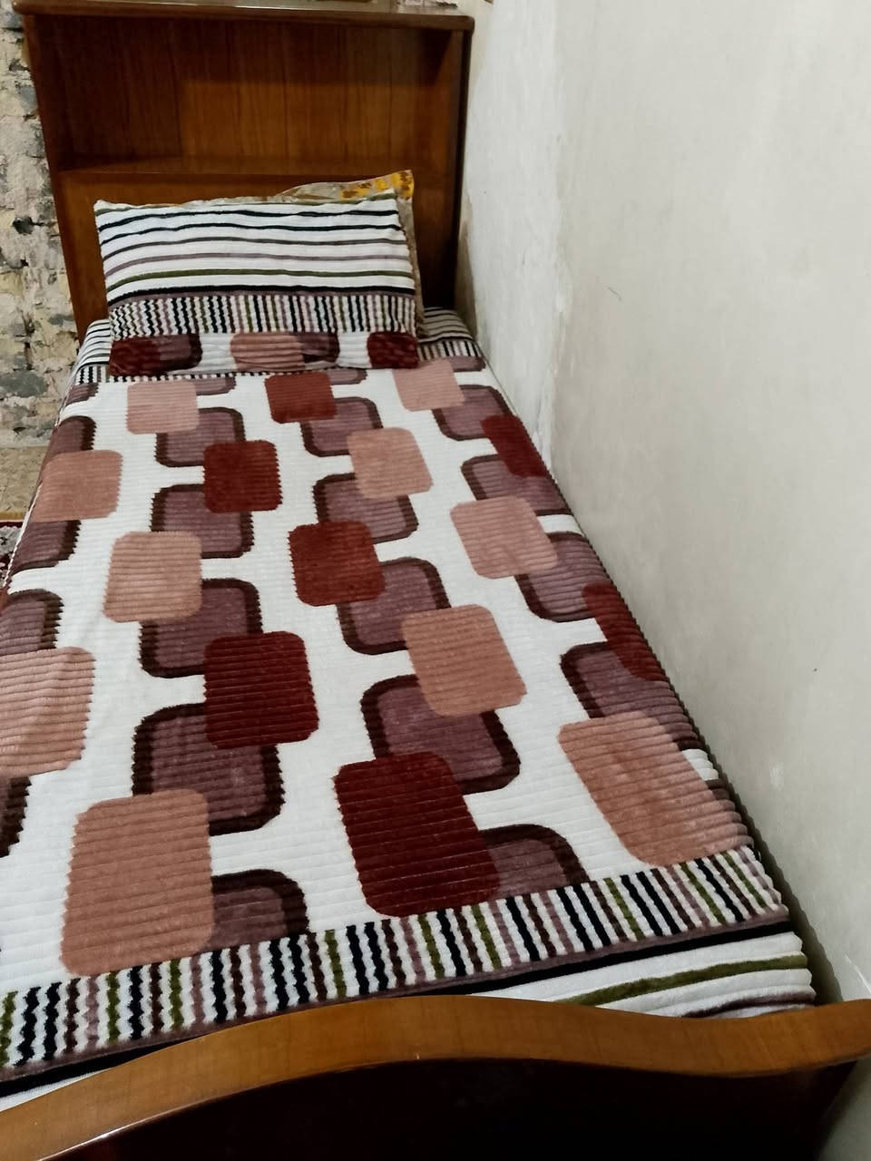 جرباية خشب مكتبة نفر واحد السعر 100 ألف وبيها مجال الرقم *********** الدورة شارع 60 قرب مطعم سندريلا
