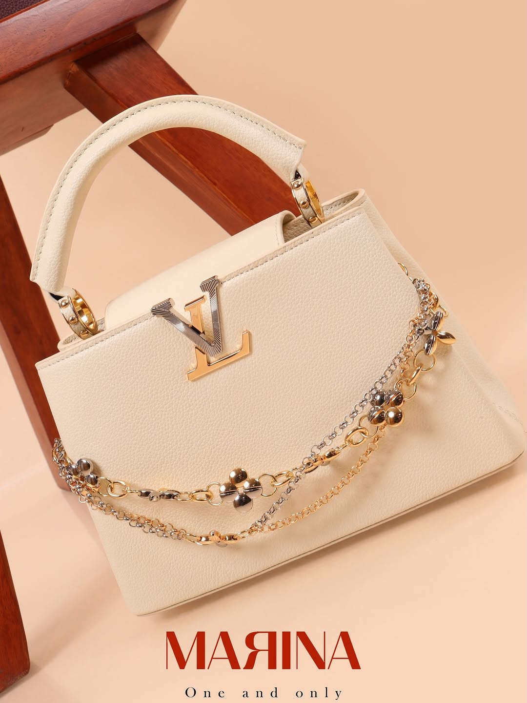 MARINA..
توفر لكِ كولكشن من الحقائب 👜
 مصممه بأحدث الدزاينات ذات الكوالتي العالي 
قياسات الحقيبه 
ارتفاع 17 CM
عرض26CM
✨ القطع مضمونه وقابلة للتبديل إذا كان بها خلل مصنعي
متوفر توصيل بغداد وجميع المحافظات 
كلفة التوصيل 5000 
يمكنكم التواصل عن طريق  الرقم الخاص بالشركه :-7712
اختاري أناقتك من مارينا🌹⁩⁩⁩


**إذا كنت صاحب هذا الإعلان وتريد حذفه لأي سبب، رجاءا أرسل رسالة إلى الدعم الفني**