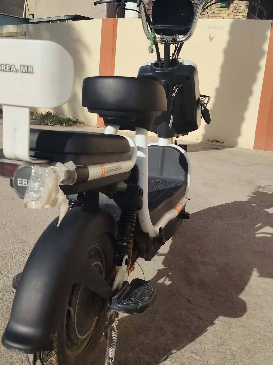 دراجة شحن
اربع بطاريات 
اربع نمر 
دراجة نظيفه كلش 
صار شهرين من طلعت من مجمع 
***********
بي واتساب
