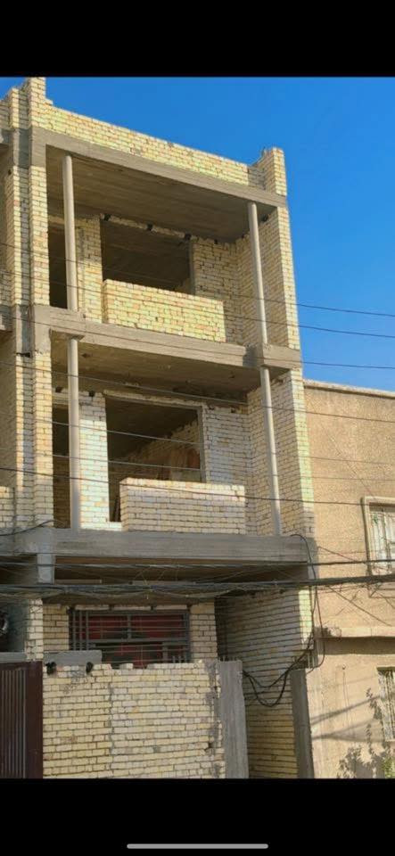 سلام عليكم 
 للبيع بيت ( هيكل) م 100 متر واجه 5 نزال 20 في بغداد الجديده قرب مول الجوهره ثاني ركن قرب الشارع العام يتكون من ؛
 ثلاثة طوابق 5 غرف هول وصاله ومطبخ وخدمات عامه بناء 20025 
‏ ‭0772 531 2374‬
