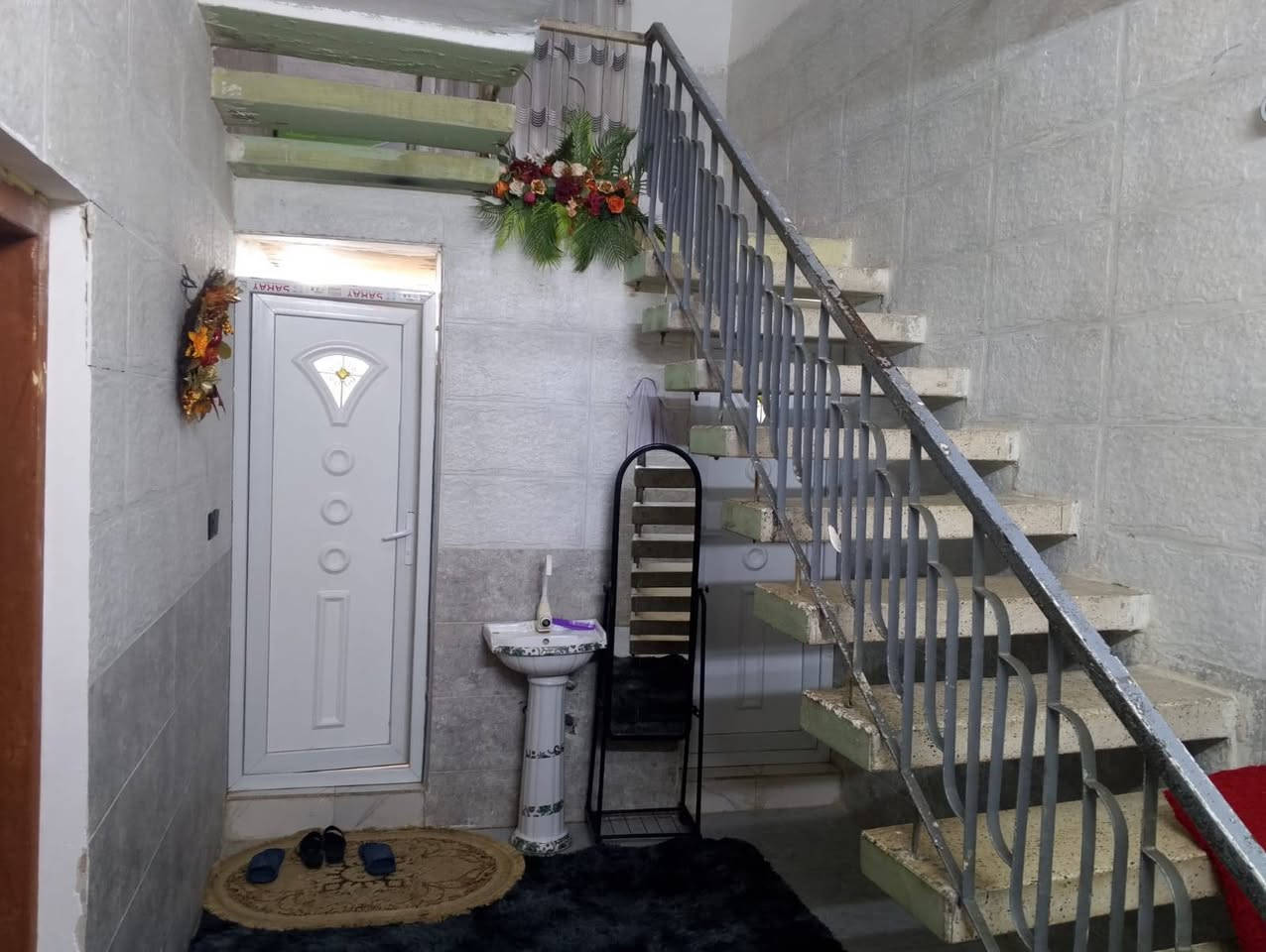 دار للبيع محموديه حي ١٧ قرب مدرسه المشاعل مساحه ٢٣٠م طابو صرف طابقين بناءه طابوق مسلح يحتوي على غرفتين نوم واستقبال كبيره وهول ومطبخ وصحيات ٢وكراج بناء ترميم جديد درجه اولى بياض وجديد وارضيه بورسلين وسيراميك المطبخ والممر والصحيات  السعر ١٨٨
لاستفسار مراسله الصفحه او الاتصال على الرقم  ‏‪***********‬‏
‏‪***********‬‏
