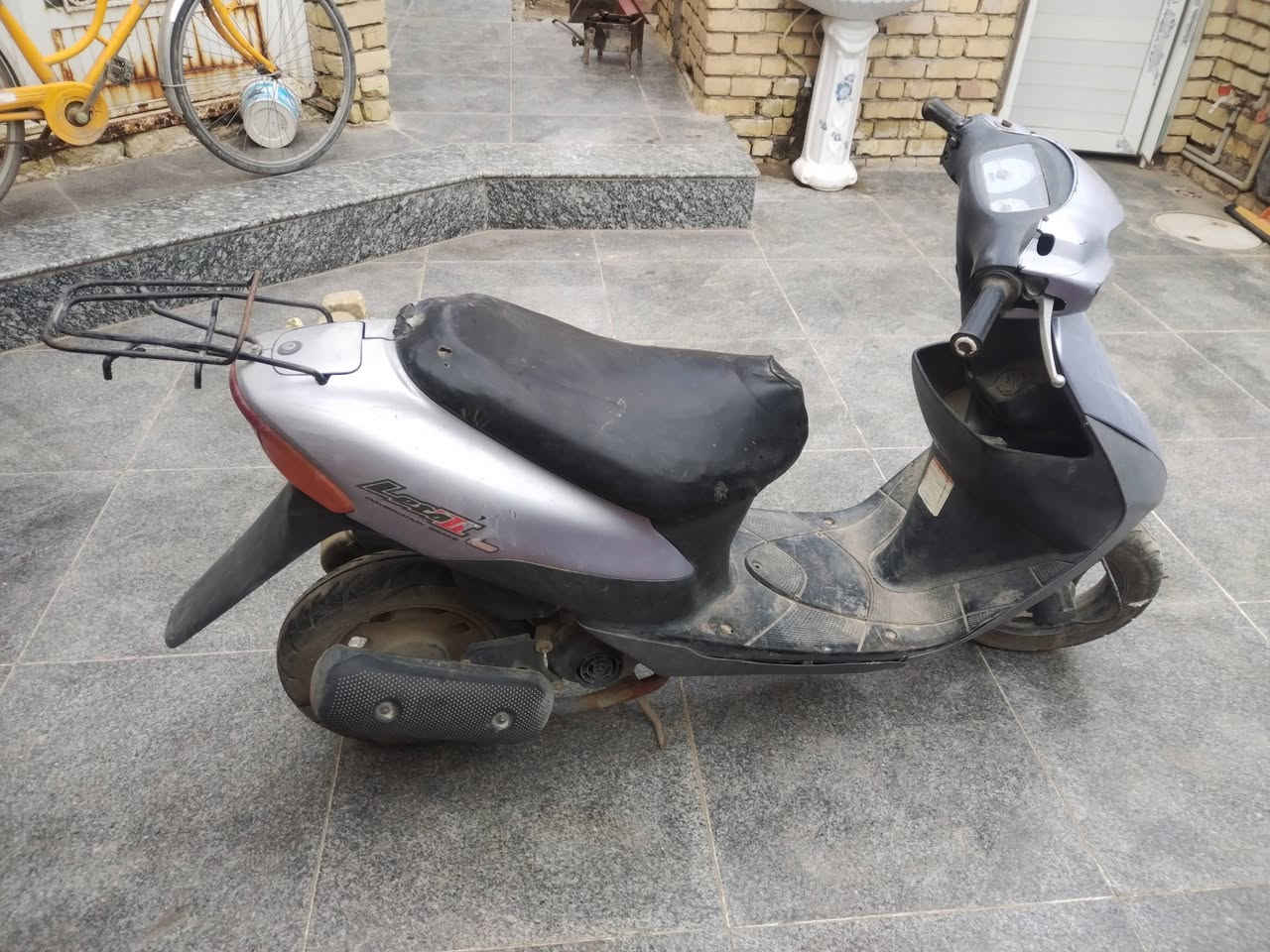 سلام عليكم 
دراجة ساسوكي خفاش او جنطة الدراجة گايمة ومتروكة الكهربائيات شغالة السلف الدراجة اوراق 
المكان العمارة القادسية 
ما متواجد بالفيس بس عالرقم ***********
