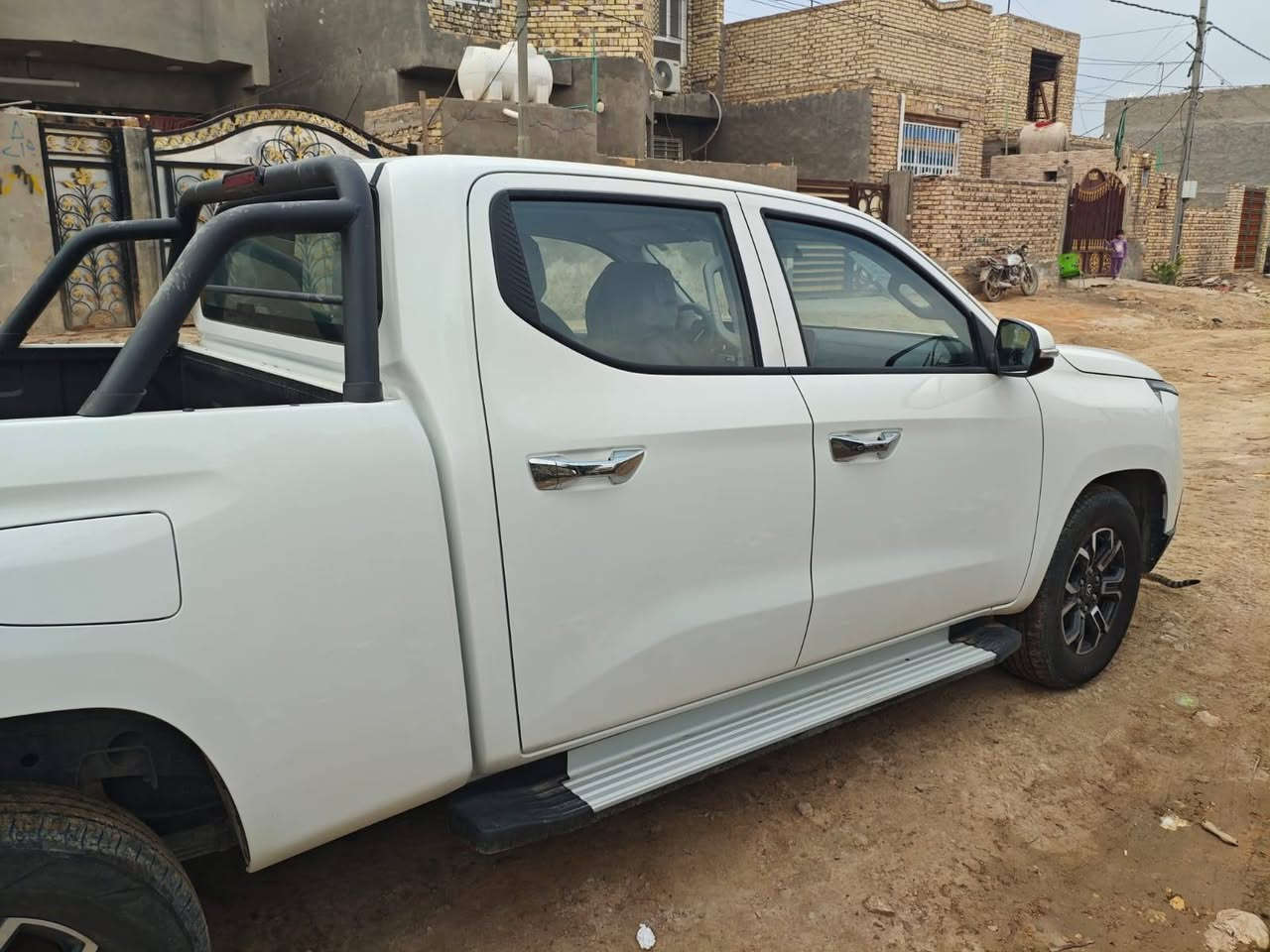 شانجان هنتر بلكن هايبرد دبل قمارة 2025
Changan Hunter Plug-in Hybrid 2025 / Nevo Hunter K50

المواصفات:
بيك أب دبل قمارة
REEV – هجين ممتد المدى (Extended Range Electric Vehicle)
تمشي كهرباء 100% 
Plug-in Hybrid (كهرباء + بنزين)
دفع رباعي AWD / 4×4

منظومة القوة والأداء:
محرك 2.0 تيربو بنزين (يعمل كمولّد)
محركات كهرباء أمامي + خلفي
عزم قوي + هدوء القيادة الكهربائية
توزيع ذكي للعزم حسب وضع القيادة والطريق

البطارية والمدى:
بطارية 31.18 kWh
مدى كهرباء حتى 131 كم (NEDC)
داخل المدينة كهرباء كامل
استهلاك بنزين اقتصادي جدًا
تقريبًا 4 لتر / 100 كم

أوضاع القيادة والتحكم:
أوضاع قيادة: Standard / ECO / Sport
أوضاع نظام الهجين:
أولوية كهرباء
تشغيل تلقائي ذكي
كهرباء إجباري
تشغيل البنزين عند الحاجة
تحكم بثقل المقود: Comfort / Light / Sport
Trailer Mode (وضع السحب)
Car Wash Mode (وضع غسيل السيارة)

أنظمة السلامة ومساعدة السائق (ADAS):
ESC نظام الثبات الإلكتروني
Traction Control (CTS) مانع الانزلاق
HDC نظام التحكم بنزول المنحدرات
EPB فرامل يد إلكترونية
AUTO HOLD تثبيت تلقائي عند التوقف
نظام تحذير المشاة عند السرعات الواطئة
أنظمة مساعدة قيادة مفعّلة ضمن قائمة ADAS

الراحة والأنظمة الذكية:
قفل وفتح ذكي للأبواب (كل الأبواب أو باب السائق)
قفل تلقائي أثناء القيادة + فتح تلقائي عند التوقف
رفع النوافذ تلقائيًا عند القفل
تحكم بالنوافذ من الريموت
تهوية المقصورة تلقائيًا عند فتح السيارة بالريموت
تنشيف ذاتي للمكيّف (Anti-odor / Self-drying)
حفظ إعدادات القيادة
عرض ذكي للمدى (NEDC / CLTC)
شاشة لمس مركزية كبيرة للتحكم الكامل بإعدادات السيارة

ملاحظات مهمة:
🔹 السيارة باسمي – تحويل مباشر 
🔹 مرقّمة بغداد حاليًا 
🔹السيارة زيرو 
🔹 السعر:330 ورقة وبيها مجال قليل

📞 للاستفسار الاتصال على الرقم 
***********
