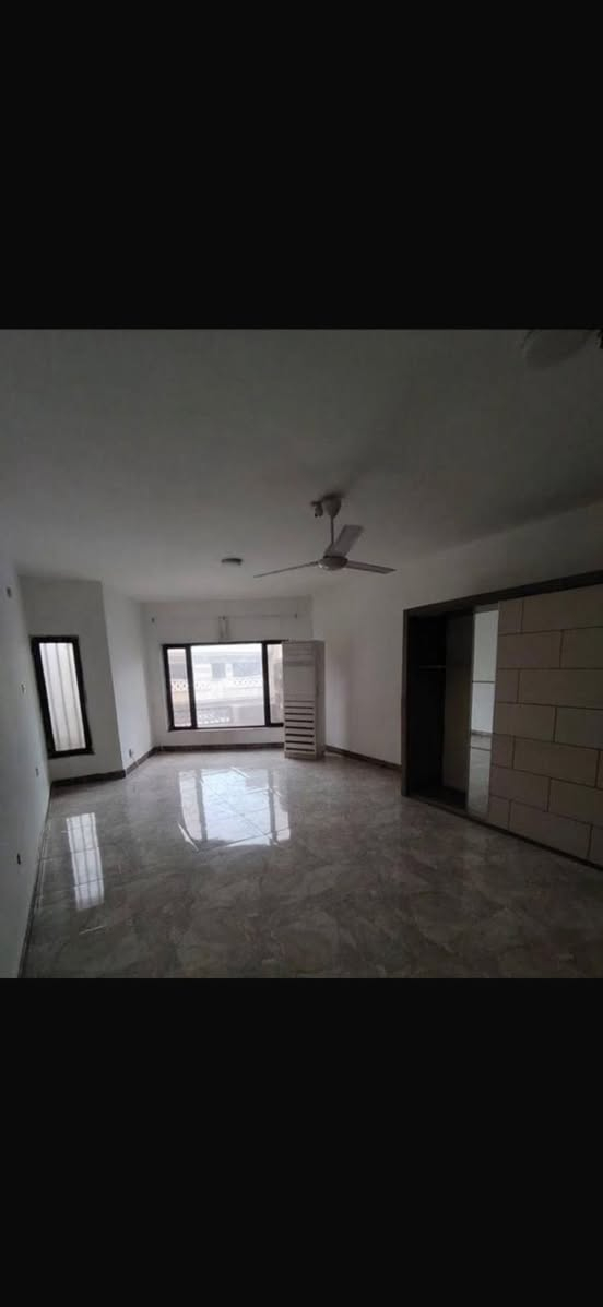 بيت حديث طابقين للايجار في كراده خارج قرب شارع عام مساحه عقار ١٧٠ متر يحتوي على صاله كبيره ضيوف وهول ومطبخ وغرفتين نوم وصحيات ٢ كبار وكراج ومخزن كبير يصلح تجاري او سكني عقار سعر الايجار ١١ ورقه للاستفسار ***********
