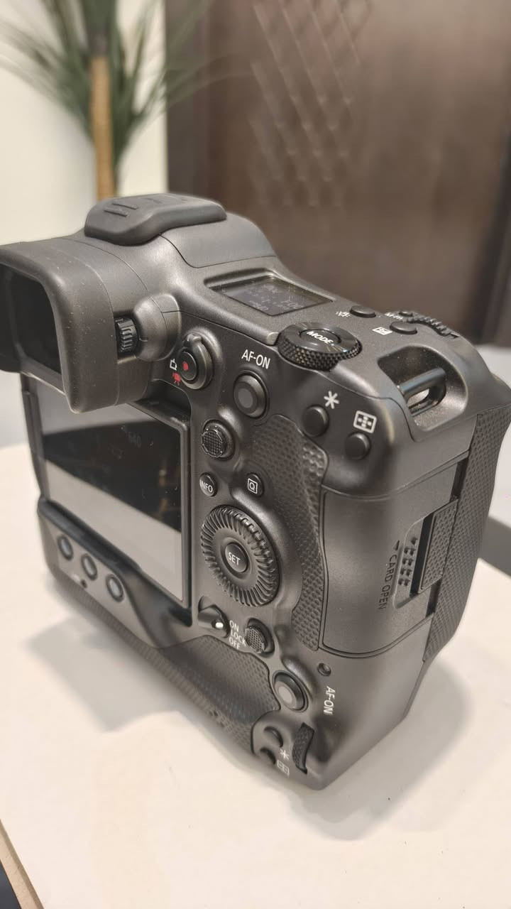 للبيع: كاميرا كانون Canon EOS R3 بحالة ممتازة
أعرض للبيع كاميرا Canon EOS R3 الاحترافية، بحالة ممتازة ونظيفة جدًا، تعمل بكفاءة 100% دون أي مشاكل فنية.

المواصفات:

الحالة: ممتازة

الاستخدام: استخدام شخصي

جميع الوظائف تعمل بشكل كامل

تأتي مع البطارية الأصلية والشاحن وجميع الملحقات الأصلية 

السعر: (3500)$

للتواصل والاستفسار عبر الرسائل الخاصة أو الاتصال على: (***********).

الكاميرا مناسبة للمصورين المحترفين في مجالات الرياضة، الحياة البرية، والأحداث، وتتميز بسرعة تصوير وأداء تركيز تلقائي استثنائي.
