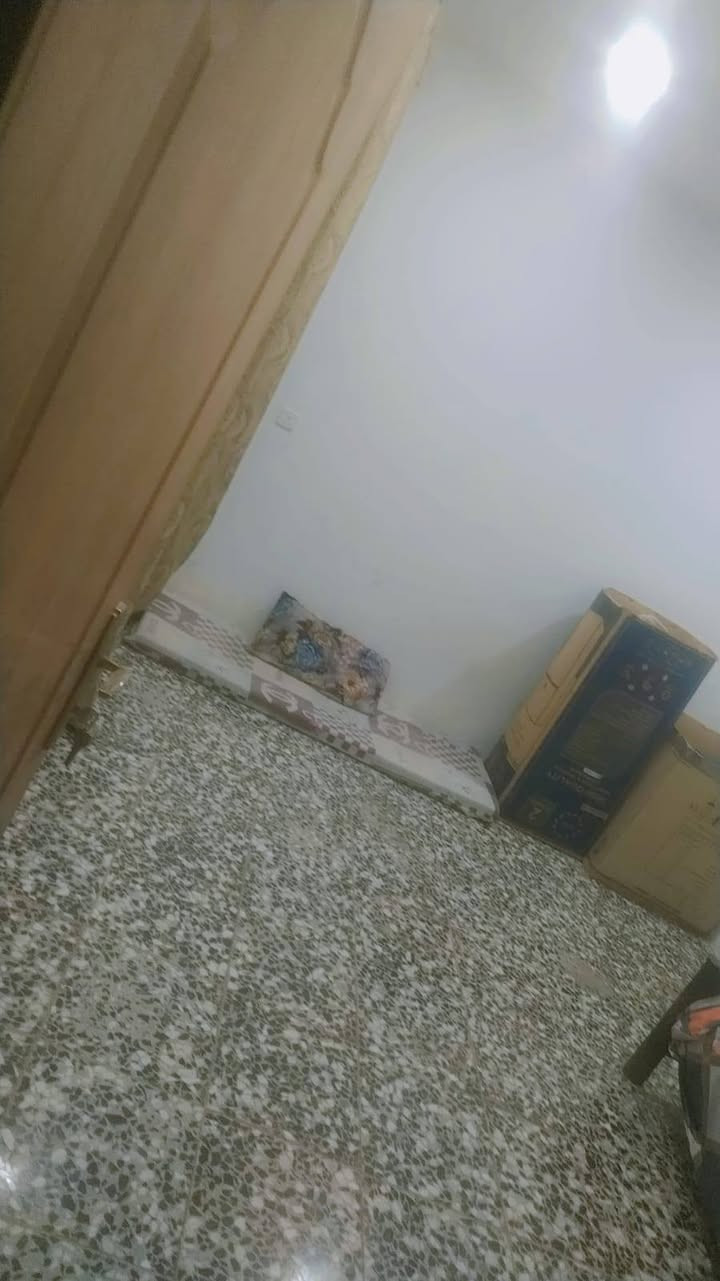 دار للبيع لكريعات  سند 25, زراعي نزلت    لعياده لشعبيه
مساحة لدار 97واقع حال 100 
بناء 2021.  مدخل الدار على الصاله كذاك المطبخ  يتكون الدار طابق الارضي صاله+مطبخ+ حولي+غرفة نوم +صحيات 
+ مناور،2... طابق الاول 3غرف نوم. + صحيات. 
طابق ثاني السطح ولبيتونه. عرض لفرع4 امتار. 
عرض الشارع 6 امتار جميع لخدمات متواجد قرب لدار 

السعر خاص. يرجى مراسلة لصفحه او اتصال*********** يوجد واتساب
