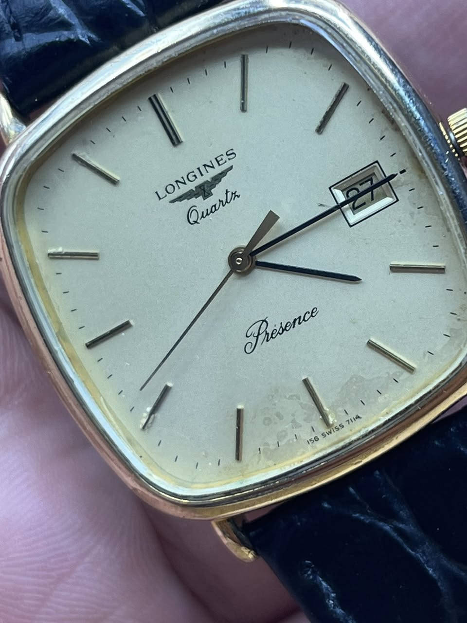 العريقة لونجين كوارتز بطارية طلاء ذهب منفذ شهري دزاين مربع كلاسك ابعاد الساعة 31x31 ملم السير الاصلي البك مستبدل
نظافة جيدة

السعر 160$
الحجز والاستفسار على الخاص
واتس اب ***********
