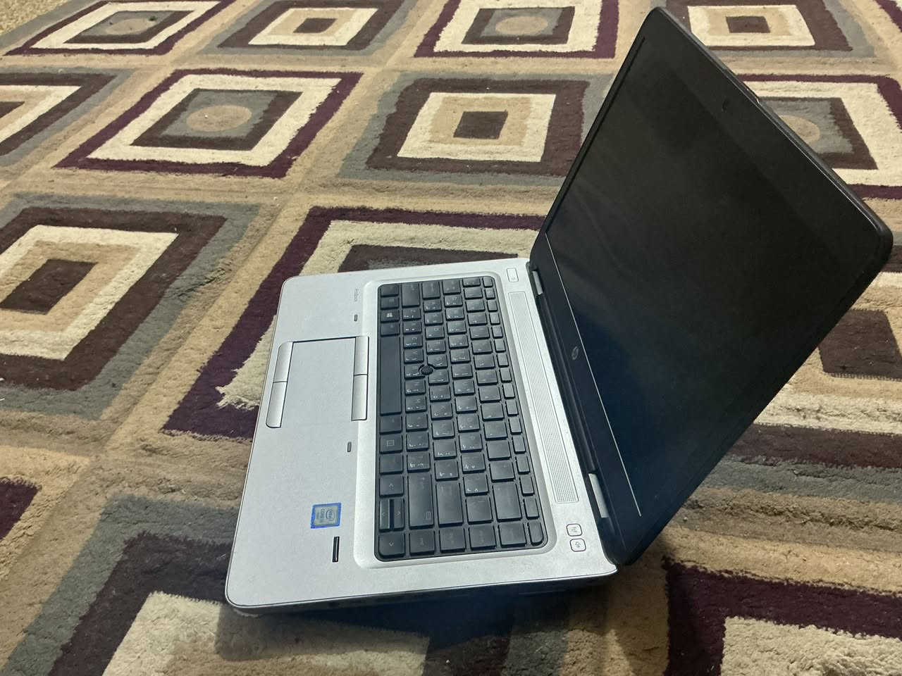 للبيع حاسبة HP ProBook 640 G2 💻✨
معالج قوي Intel Core i5 6300U بسرعة 2.40 جيجا هيرتز لأداء ولا أروع. ⚙️💪
 رامات 8 جيجا بايت DDR4. 💾
 كارت شاشة Intel HD Graphics 520. 🎮
 مساحة تخزين نوع M.2 بحجم 236 جيجا بايت. 🚀💾
 شاشة بدقة 1920x1080 واضحة ونقية. 🖥️🔍
السعر 200 دينار عراقي وبيها مجال للجادين. 💸🤝


**إذا كنت صاحب هذا الإعلان وتريد حذفه لأي سبب، رجاءا أرسل رسالة إلى الدعم الفني**