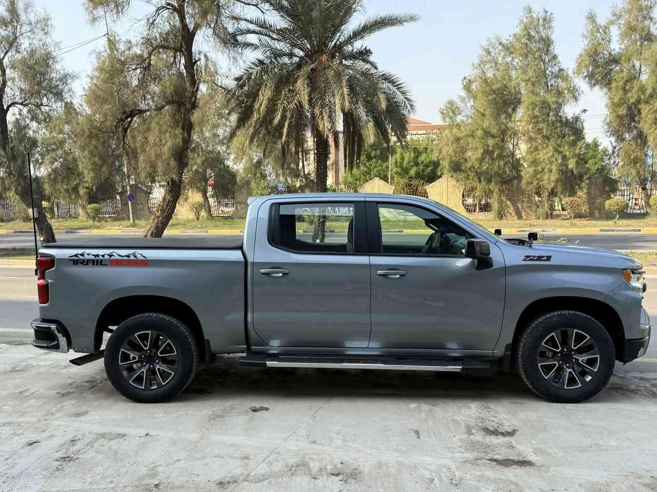 السلام عليكم

سلفرادو 2023 مواصفات LT محوله بالكامل z71 

السياره 4 سلندر نص فول دشبول تاهو فور ويل

السياره انظف واحلى من الصور رقم دهوك باسمي 

ضررها فقط بارد بالجاملغ الخلفي 

سعرها ٢٩٥ بيها مجال 

***********

مكاني بغداد بلديات

مواصفاتها :

شاشة جبيره وابل كار بلي وايرليس

كيجات شاشه 

رادار امامي 

تدفئة مقاعد وضعيتين 

كشن كهرباء

بصمه 

انارة خلفية 

وضعيات قيادة ٤
