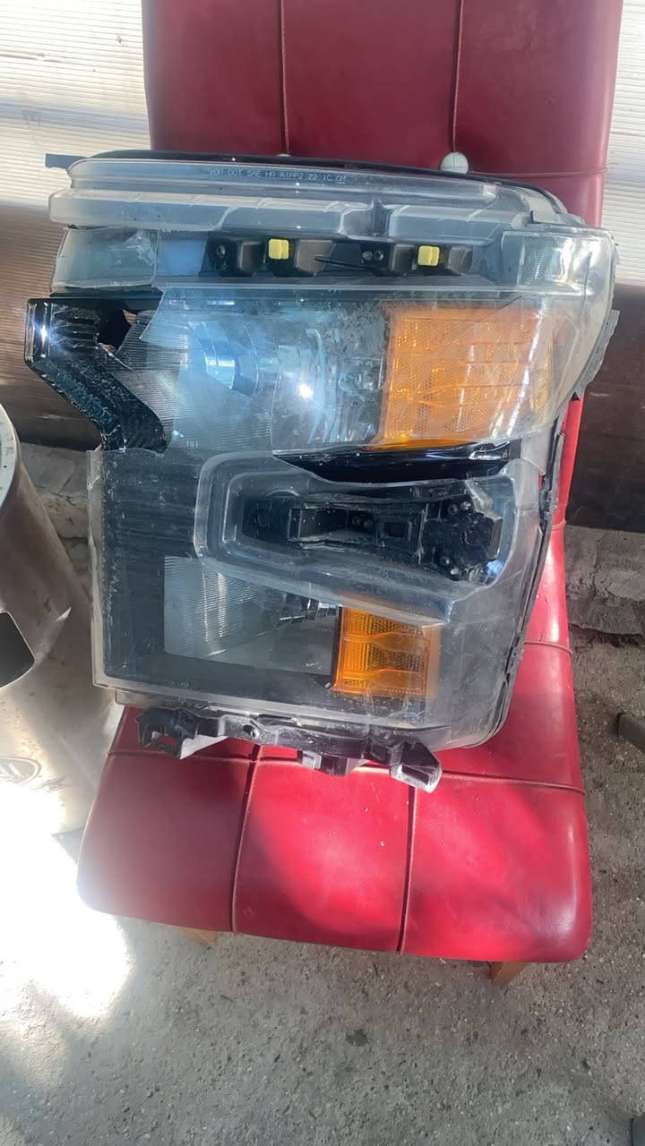 السلام عليكم زوج لايت اصلي مال سلفرادو2024  كوستم جهة يسره مكسور  من الجامة ومن الخلف واليمنه جديد حدثت السيارة وبقن هذني للبيع ثنينهن ب190 الف وبيهن مجال بسيط موجودات بزيونة ***********
