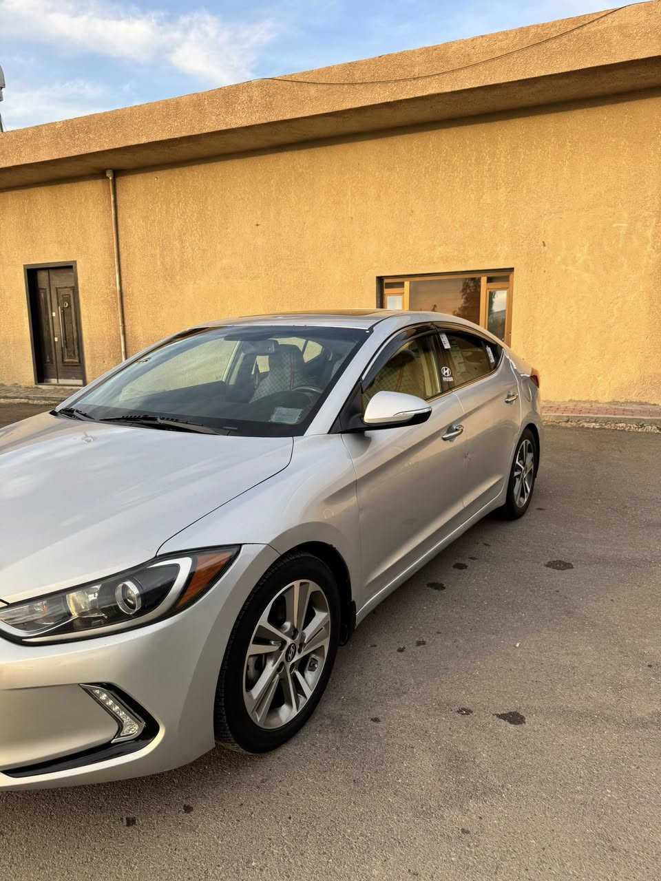 السلام عليكم
من رخصة الادمن 
هونداي ألنترا للبيع 2017 
محرك 2000 دوش 
رقم دولي بغداد بأسمي تحويل مباشر
فول مواصفات 1/1لمتد كشنات جلد تدفئة امامي خلفي 
تبريد مناخ منفصل 
شاشة كامرة دوارة بلادية 
منظومة زنون 
تخم تاير 
باتري جديد
رادار جانبي 
بصمة ترحيب فتح ابواب 
سستم صوت انفنتي دمام
فتحة سقف  
تحكم استيرن جهتين 
صندوق ذكي
حادثها  بأمريكا بنيد فقط بدون دواخل
بال عراق 2 قطع تبديل أصلي بدون دواخل باب أمامي أيمن + جاملغ امامي أيمن 
صدر جديد 
سيارة جاهزة من كلشي   السعر 125$
العنوان بغداد الكمالية 
***********
