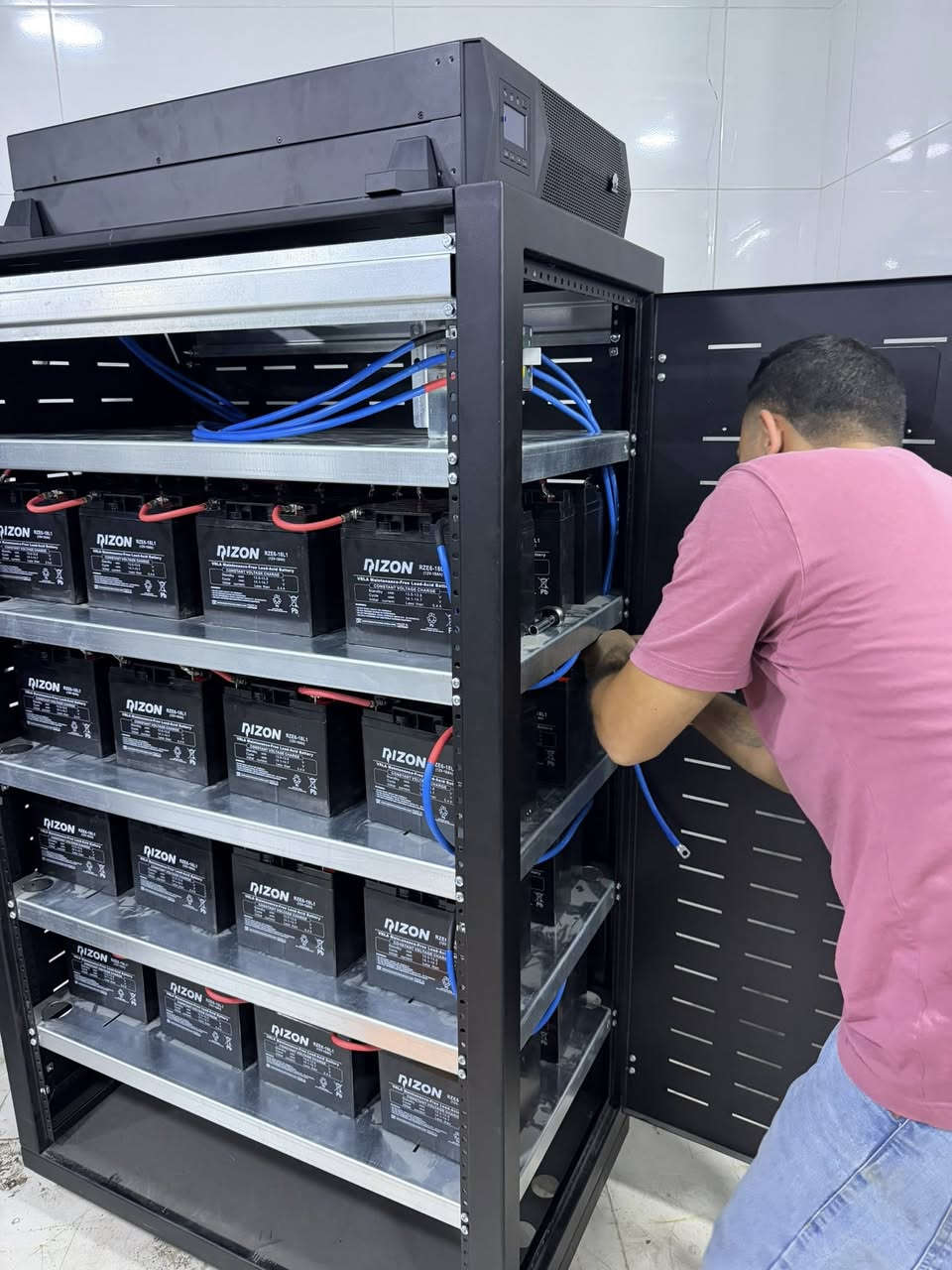 نفخر بتنفيذ وتشغيل منظومة طاقة احتياطية من Huawei UPS ثلاثي الطور بقدرة 20kVA لأحد أكبر واعرق المعامل  في محافظة كربلاء المقدسة. ⚡🏭

تم تصميم وتنفيذ النظام لضمان استمرارية العمل وحماية الأحمال الحساسة من الانقطاعات المفاجئة وتقلبات الجهد، مع توفير طاقة مستقرة وآمنة تضمن عدم توقف العمليات التشغيلية.

🔹 Huawei 3Phase 20kVA – Online Double Conversion
🔹 زمن انتقال صفري (0ms) دون أي انقطاع للأحمال.
🔹 بنك بطاريات احترافي داخل خزانة مخصصة لتوفير زمن احتياطي آمن.
🔹 حماية متقدمة ضد ارتفاع وانخفاض الجهد والتشويش الكهربائي.
🔹 تنفيذ احترافي يشمل التصميم، التركيب، الاختبار والتشغيل.

في البيدق لحلول الأمن والطاقة نؤمن بأن استمرارية الطاقة ليست رفاهية، بل عنصر أساسي لنجاح المنشآت الصناعية وضمان استمرارية الإنتاج.

البيدق لحلول الأمن والطاقة
موزع معتمد لمنتجات Huawei eKit & Huawei UPS في كربلاء المقدسة. 🔋⚡�
***********
***********
