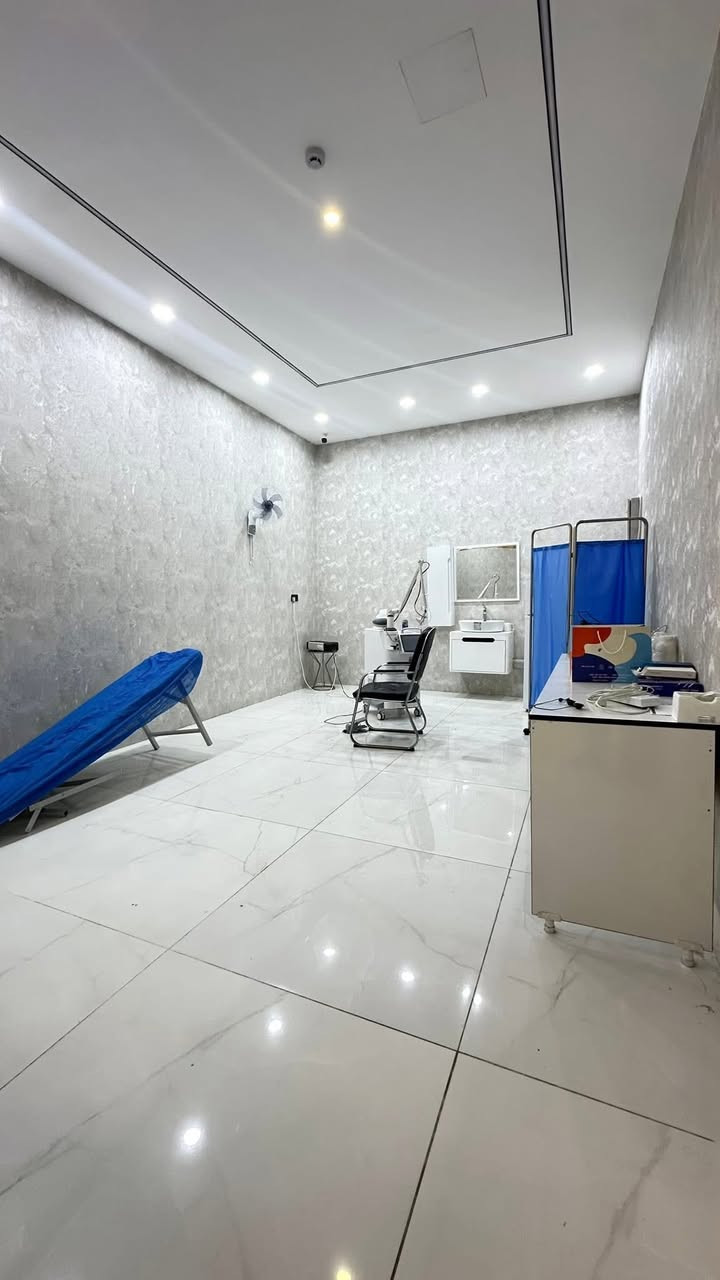 ✨ فرصة استثمارية مميزة ونادرة في كركوك ✨
السلام عليكم ورحمة الله وبركاته،
🔹  عيادة طبية متكاملة وحديثة التجهيز
للبيع او لدخول شريك بالنصف

👈🏻الوارد الشهري من الى 3مليون  
الى 8 مليون وقابل للزيادة
مساحة 400 متر 
صرفيات المجمع الإيجار مع الخدمات كهرباء ماء والكادر 
كامل شهرية 3 مليون فقط

👈🏻دخول الشريك بالنص المبلغ 
9 دفاتر 
📍 الموقع المميز: جداً
كركوك طريق بغداد – 
📐 المساحة: 400 متر مربع
🔸 العيادة مجهزة بالكامل من أطباء الأسنان وأطباء التجميل
🔸 لديها قاعدة مراجعين قوية ومستمرّة
🔹 الأجهزة المتوفرة:
جهاز Hydrafacial
جهاز HydroCool
جهاز CO2
جهاز ليزر ديكا الإيطالي (بارد وبدون ألم)
عدد (2) جيرات أسنان
جهاز كوتري للعمليات
جهاز سنترفيوج
جهاز أوتوكليف
🔹 سبالت مركزية
🔹 سديات حديثة ومميزة
🔹 أثاث متكامل بحالة ممتازة
🔹 جاهزة للعمل فوراً بدون أي نقص
📌 الموقع حيوي جداً ومناسب للاستثمار الطبي أو التوسّع في مجال الأسنان والتجميل، مع سمعة طيبة ومراجعين دائمين.

 1- التعامل يكون مع صاحب العقار الشرعي
2- المكتب  وسيط بين الطرفين ولحفظ الأجراءات  القانونية والتأكد من صحة العقار قبل تسليم اي مبلغ بأشراف قانوني 
——————
3- الرقم الخاص بالمكتب للأتصال ***********
—————
4-موقع   المكتب كركوك حي الواسطي 
سايدين العمارة الخضره مقابل شقق الغاز  ومجاور دكتورة سلوى البياتي 
 🏦مكتب سُلطان العقار 🏦 
 بأدراة أستاذ سيف 
 للأتصال ***********
✅نستقبل جميع عروضاتكم السكنيه والتجاريه في كركوك 💯والترويج لها عبر الصفحه الخاصة بالمكتب
للأستثمار والتطوير العقاري  معنا نحو الأفضل المكتب مجاز من غرفة تجارة ونتعامل بأشراف قانوني
