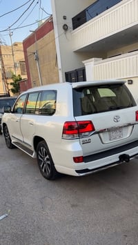 لاندكروز موديل ٢٠١٩ بريم بريم اصل السياره ماشيه ١٠٠٠٠٠ الف السياره نضي...