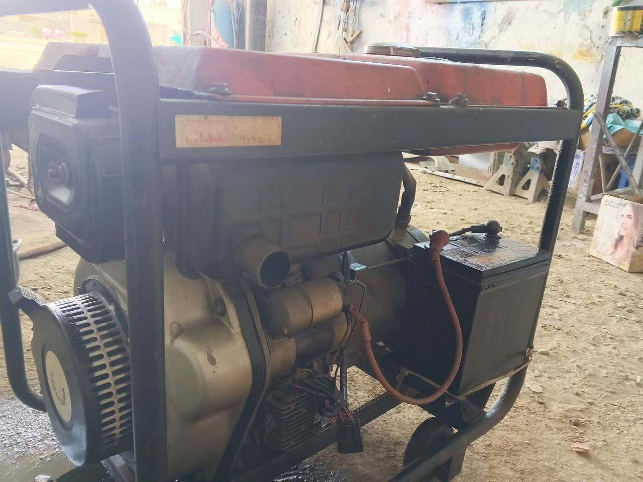 السلام عليكم مولدة كاز استعمال قليل جدا 
عشرين امبير السعر 600وبيها مجال بسيط 
الاتصال ع ***********
المكان السدة
