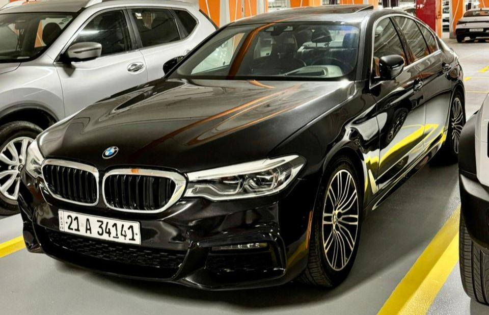 بي ام دبليو 530 i 

* شاشة كبيرة مع نظام iDrive
* نظام ملاحة (Navigation)
* كاميرا خلفية + حساسات أمامية وخلفية
* فتحة سقف
* مقاعد جلد كهربائية مع ذاكرة
* تدفئة مقاعد
* نظام صوتي عالي الجودة
* إضاءة داخلية محيطية (Ambient Lighting)
* تشغيل بصمة + دخول ذكي
* كروز كنترول
* شاشة عدادات ديجيتال
* تكييف أوتوماتيك ثنائي التحكم
مسجلة في وكالة العروش وارد كندي

رقم صاحب سيارة ***********
