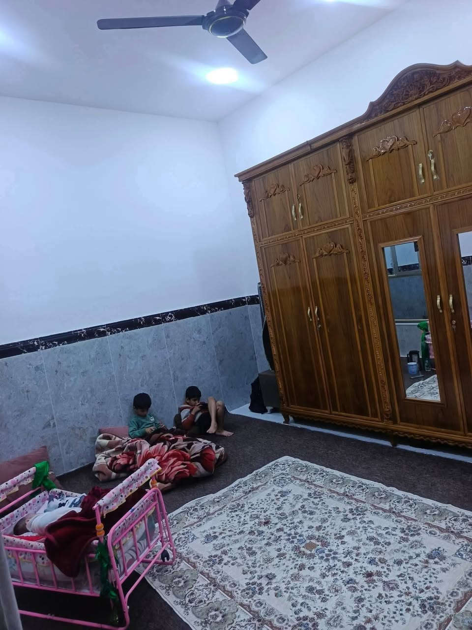 ياالله
سلام عليكم
البيت البيع طابو زراعي سند ٢٥
البيت بناء حديث ومسلح طابق واحد
مساحه 100متر طولاني 
يحتوي على استقبال وصاله ومطبخ وغرفة نوم وصحيات داخليه وصحيات خارجيه
حي لحسين مجمع أبو حوراء 
البيت ينباع معه أثاث يعني جاهز تعال وسكن بي
استفسار اتصل بل أرقام تأليه 
((***********)) ((***********)) اخوكم أبو عراق..
